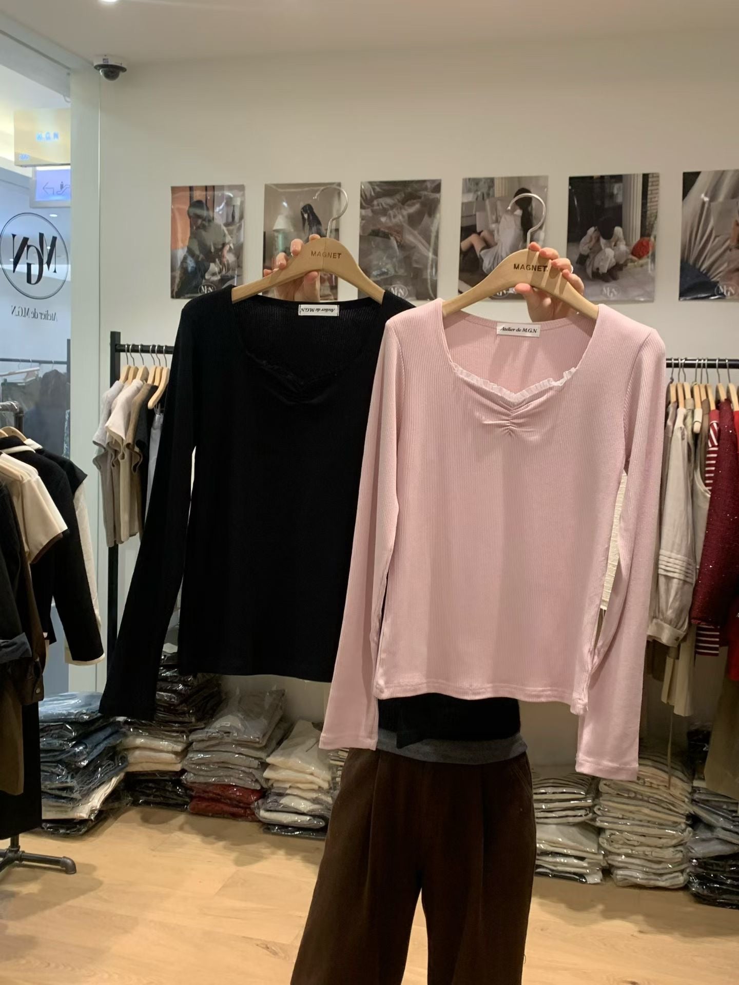 ♡V領抓皺紗蕾絲坑條上衣♡ (C251034)