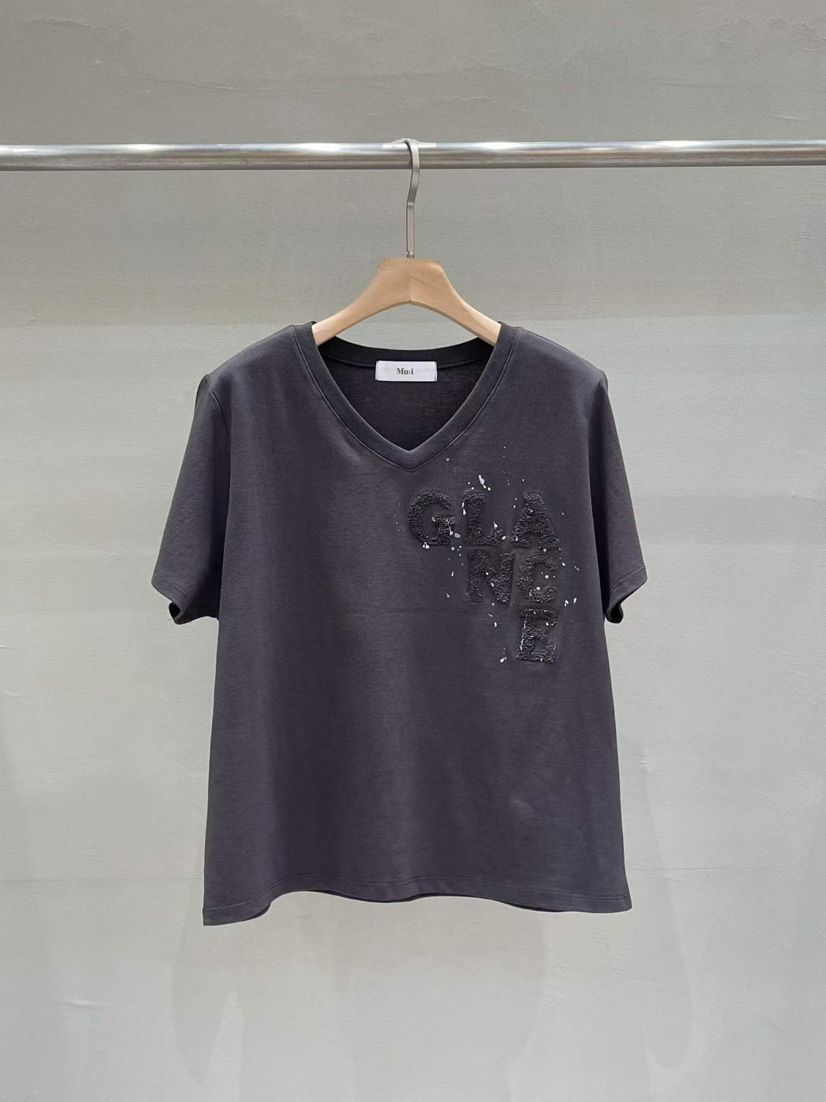 ♡Soft Graphic立體字母潑墨V領上衣♡ (C260919)