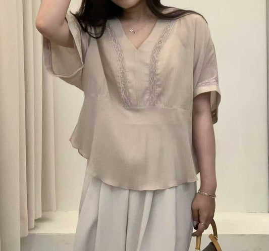 ♡輕盈Y領蕾絲寬袖上衣♡ (C250906)