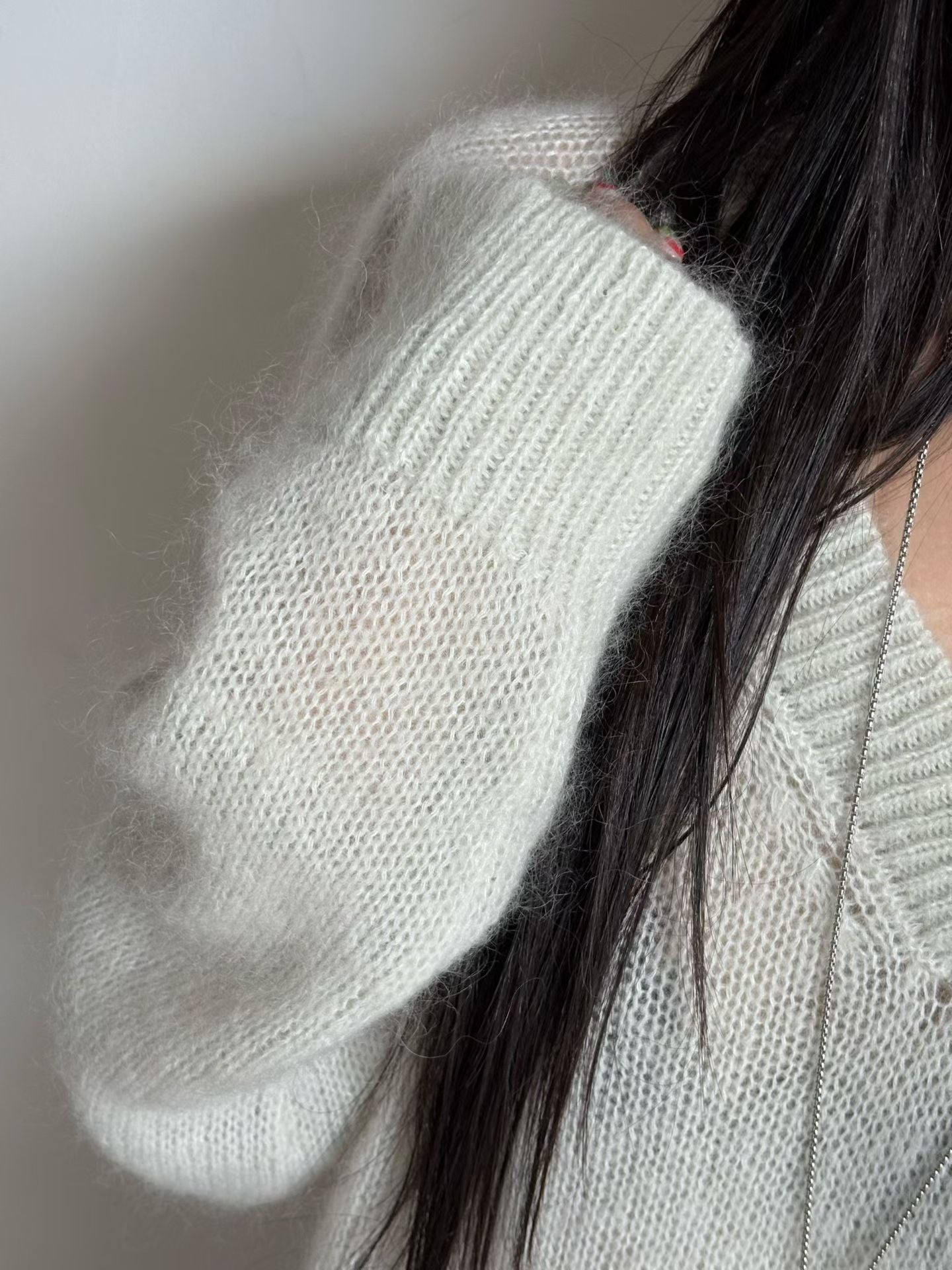 ♡柔霧輕絨V領毛海針織上衣♡ (C251256)