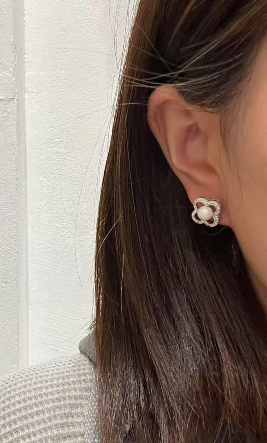 ❣ 銀色鏤空花珍珠耳環 ❣ (E250302)