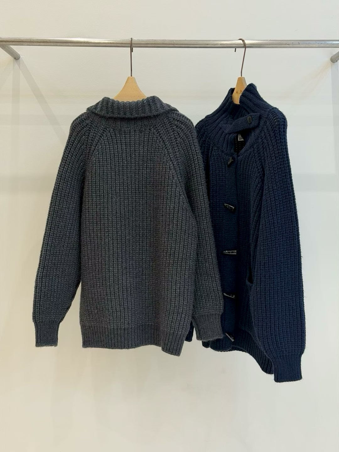 ♡重磅羊毛牛角釦極暖厚針織外套♡ (C251158)