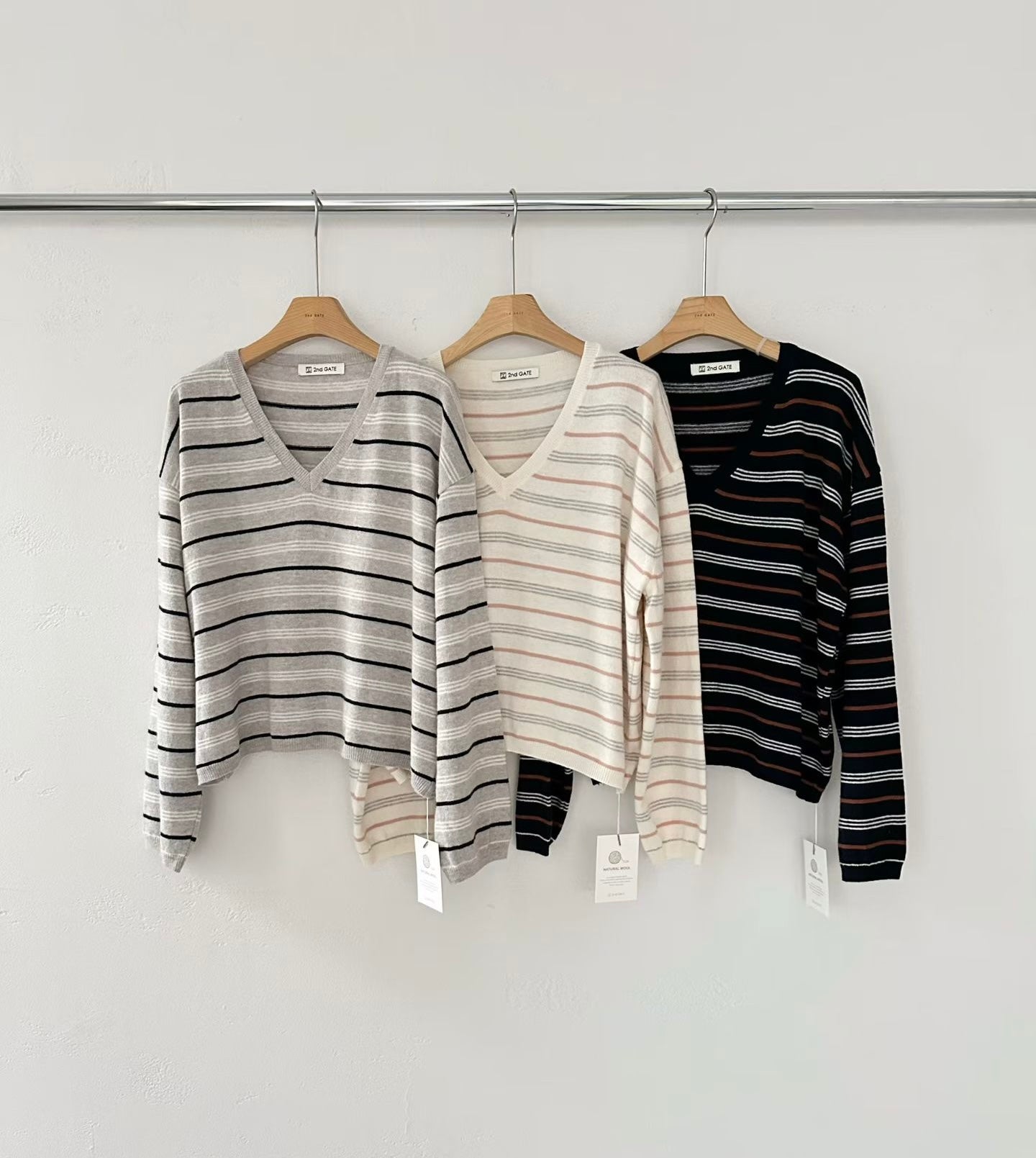 ♡文青感鬆身條紋V領上衣♡ (C251025)