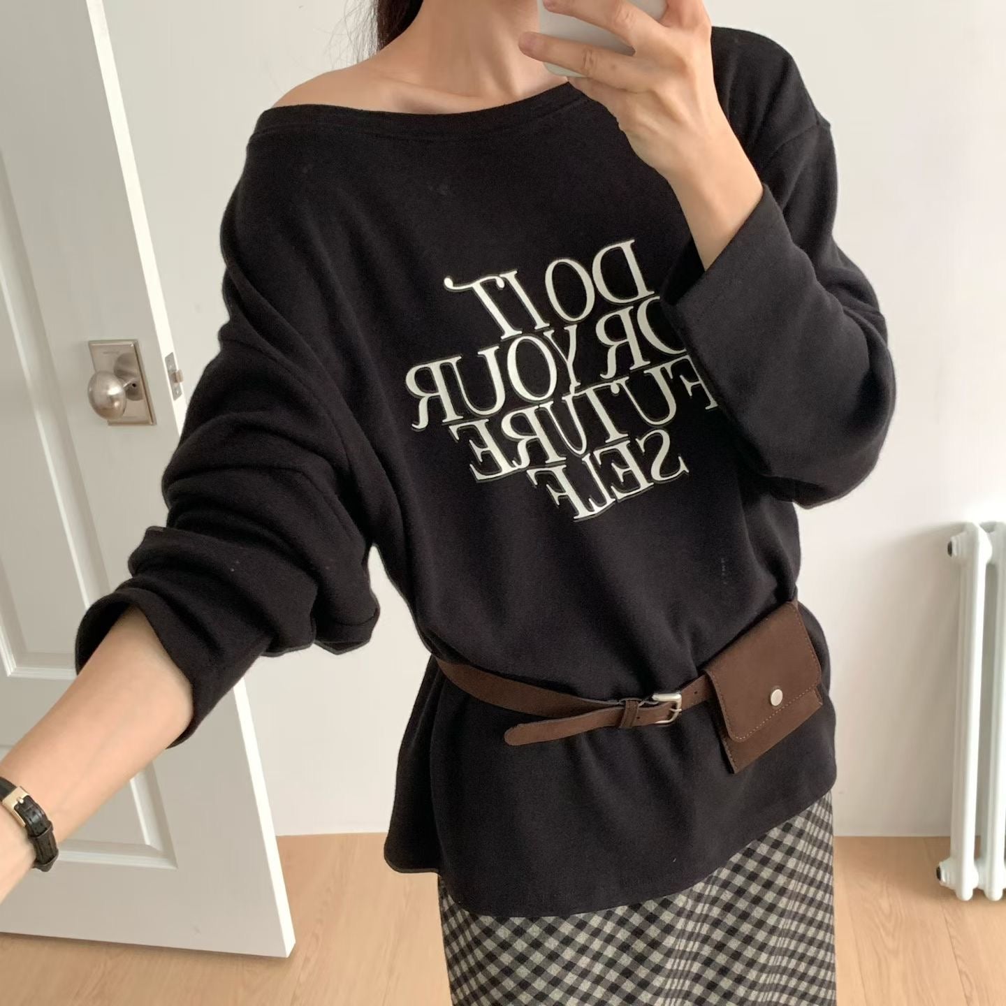 ♡慵懶斜肩字母寬領上衣♡ (C251021)