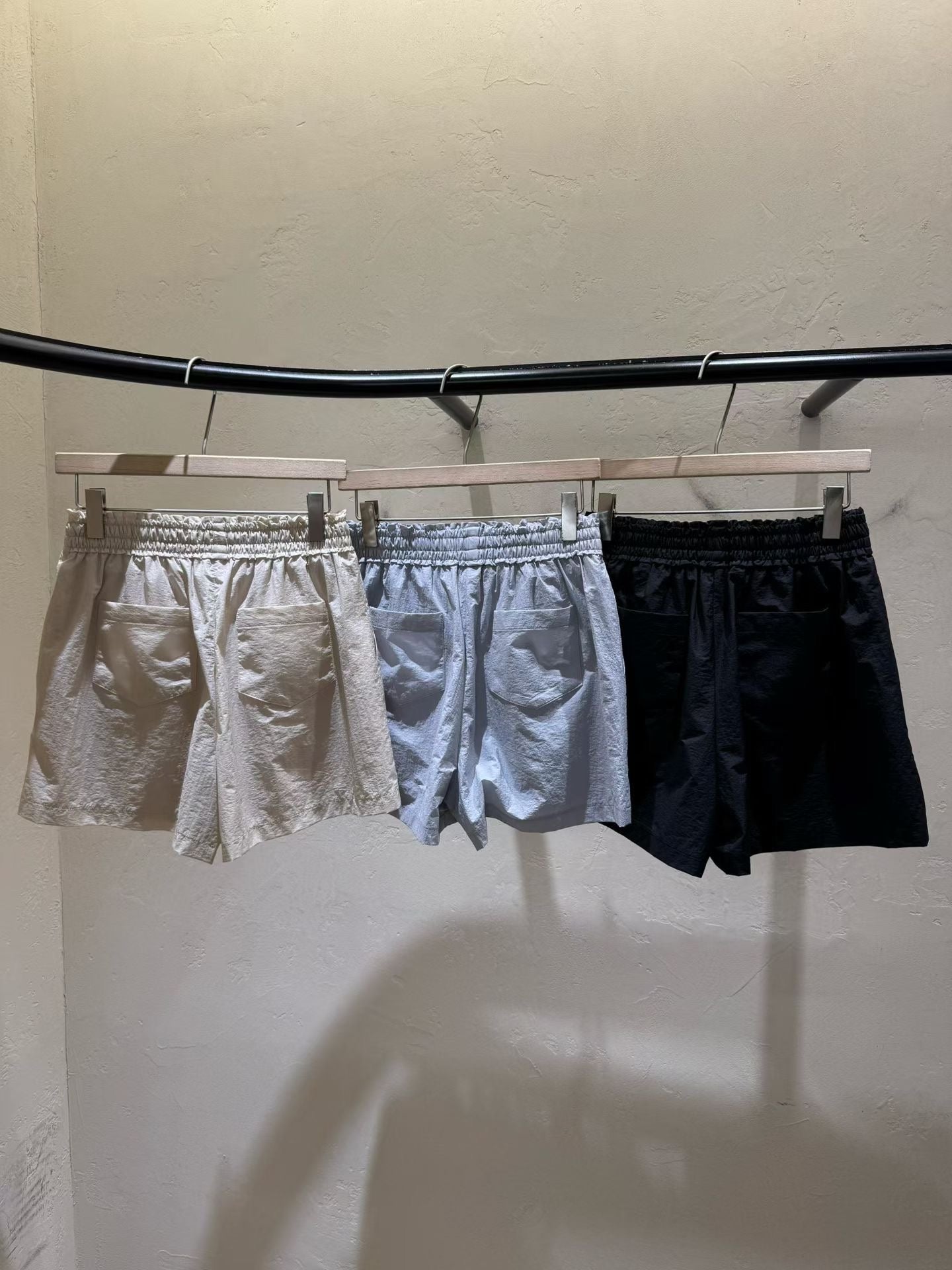 ♡極簡輕量百搭休閒鬆緊短褲♡ (C260541)