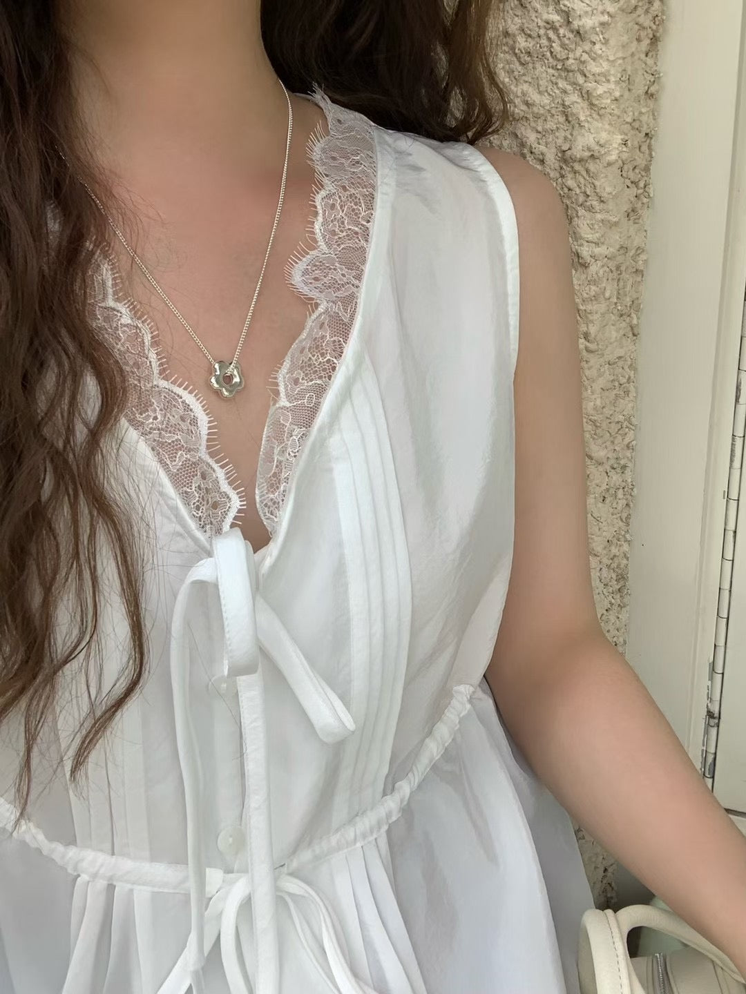 ♡法式蕾絲V領綁帶背心♡ (C250820)