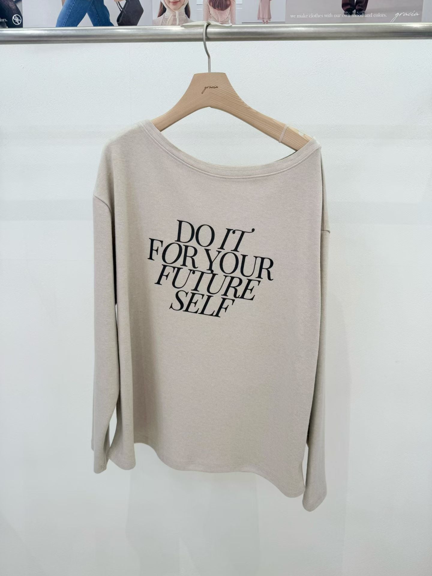 ♡慵懶斜肩字母寬領上衣♡ (C251021)