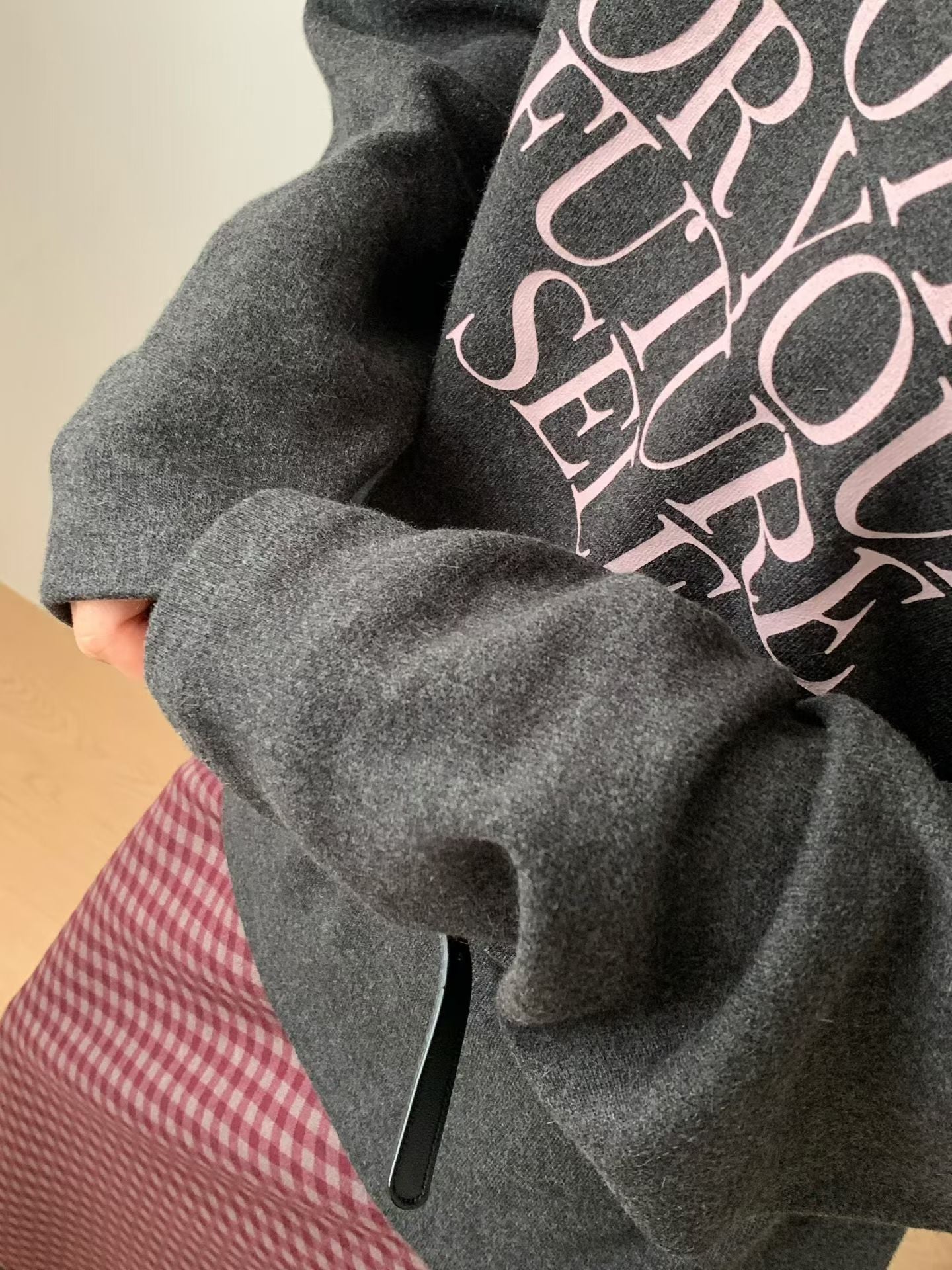 ♡慵懶斜肩字母寬領上衣♡ (C251021)