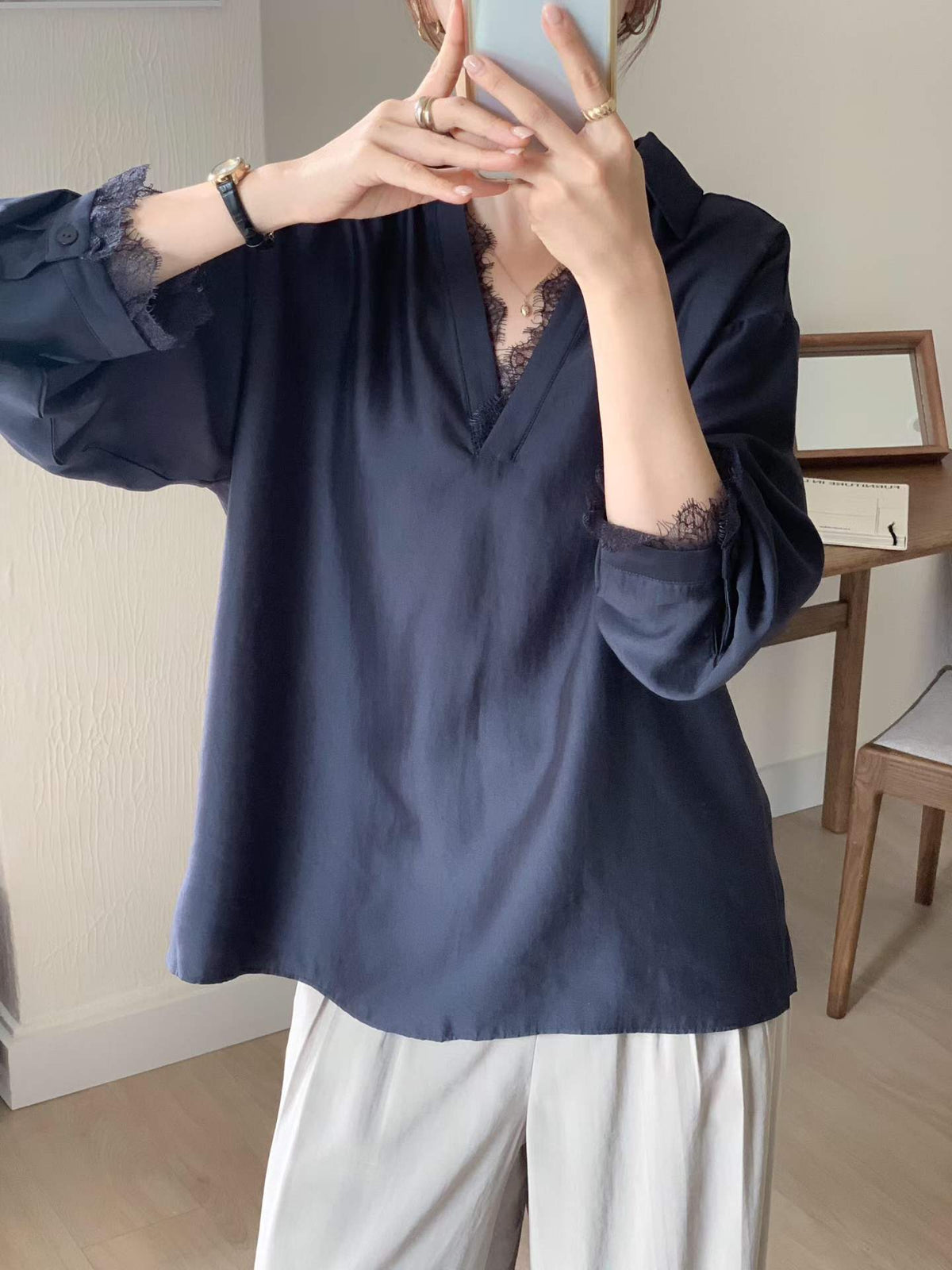 ♡蕾絲V領天絲襯衫♡ (C260913)