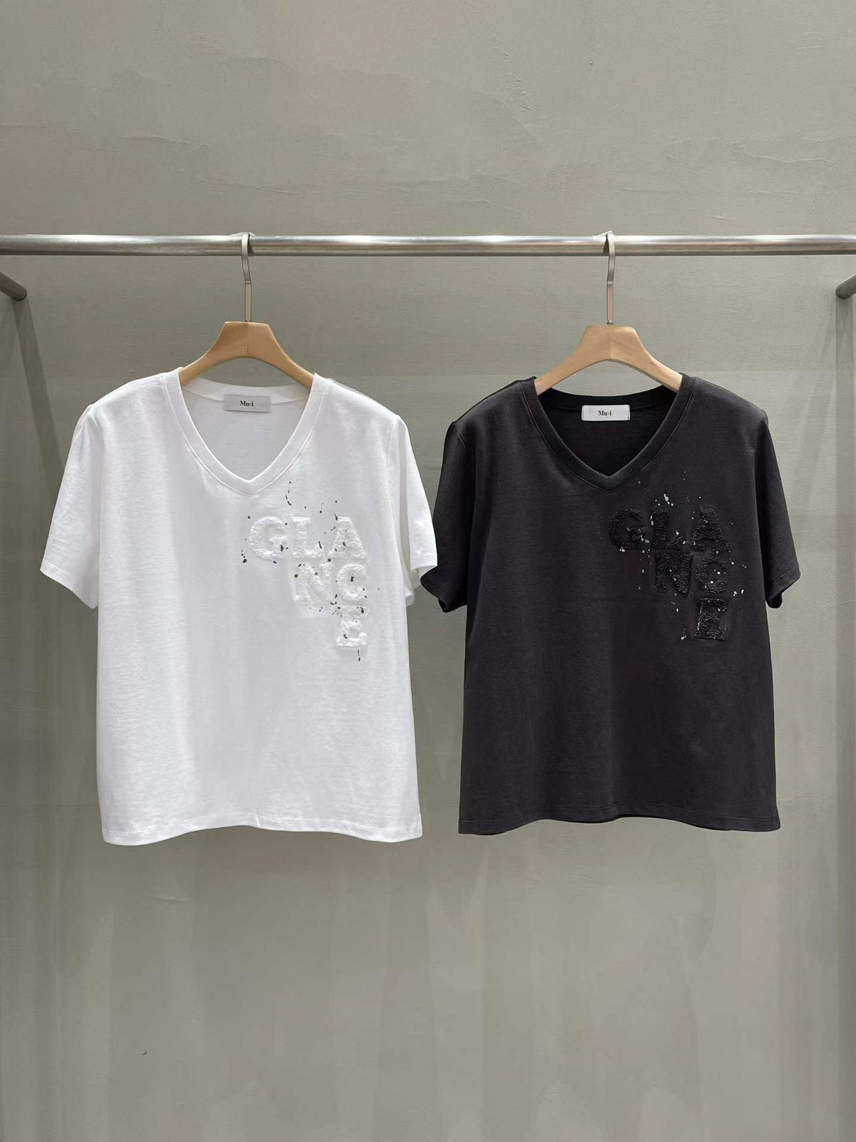 ♡Soft Graphic立體字母潑墨V領上衣♡ (C260919)