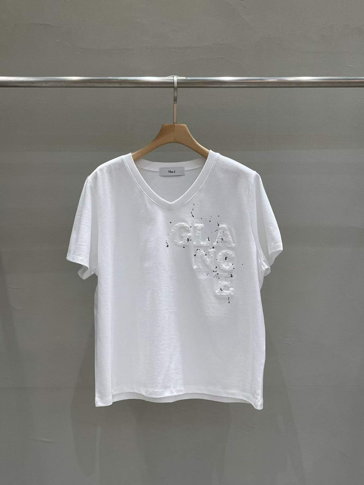 ♡Soft Graphic立體字母潑墨V領上衣♡ (C260919)