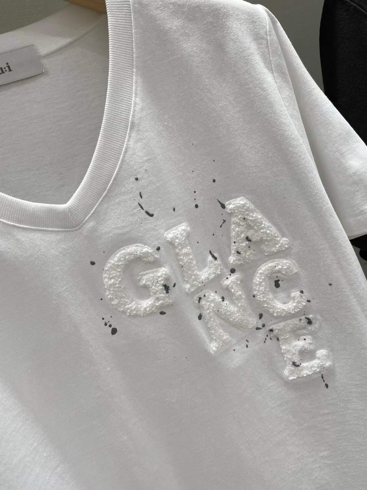 ♡Soft Graphic立體字母潑墨V領上衣♡ (C260919)