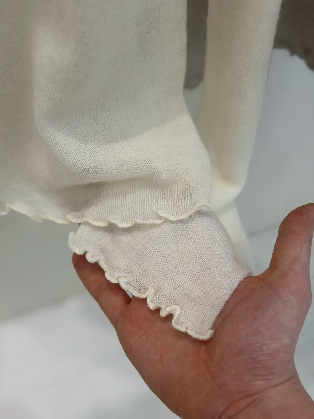 ♡細緻輕暖質感木耳邊打底衣♡ (C251156)