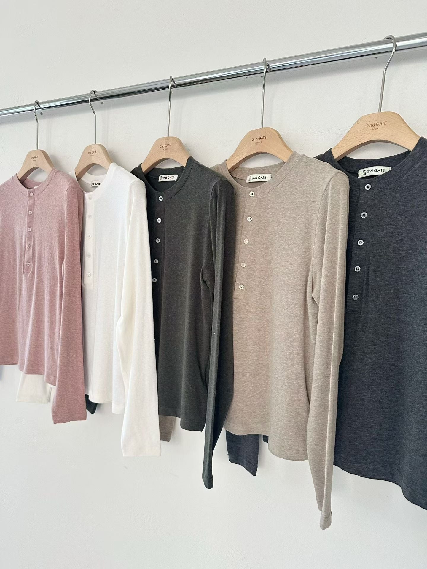 ♡柔彈親膚亨利領長袖上衣♡ (C251113)