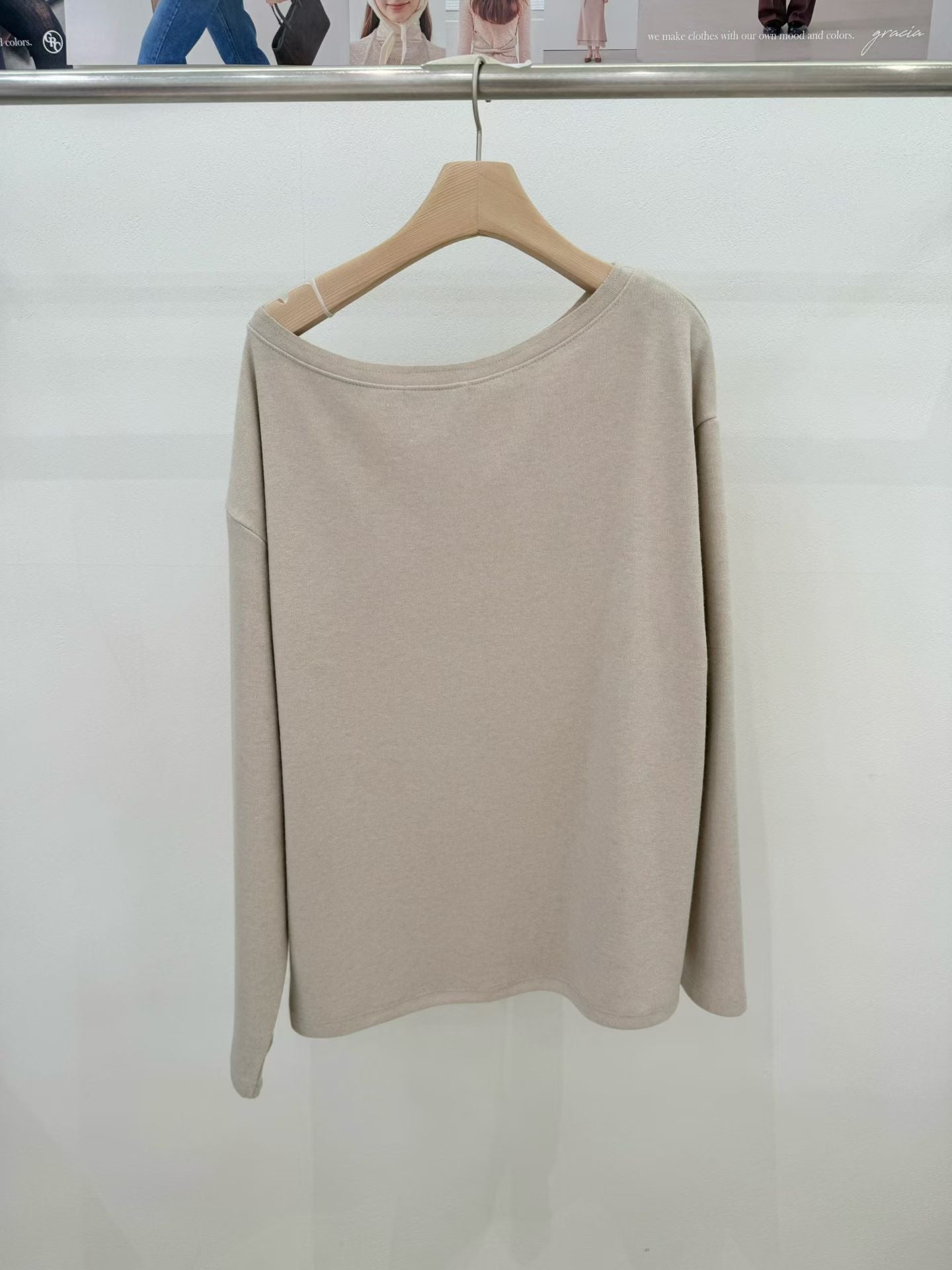 ♡慵懶斜肩字母寬領上衣♡ (C251021)