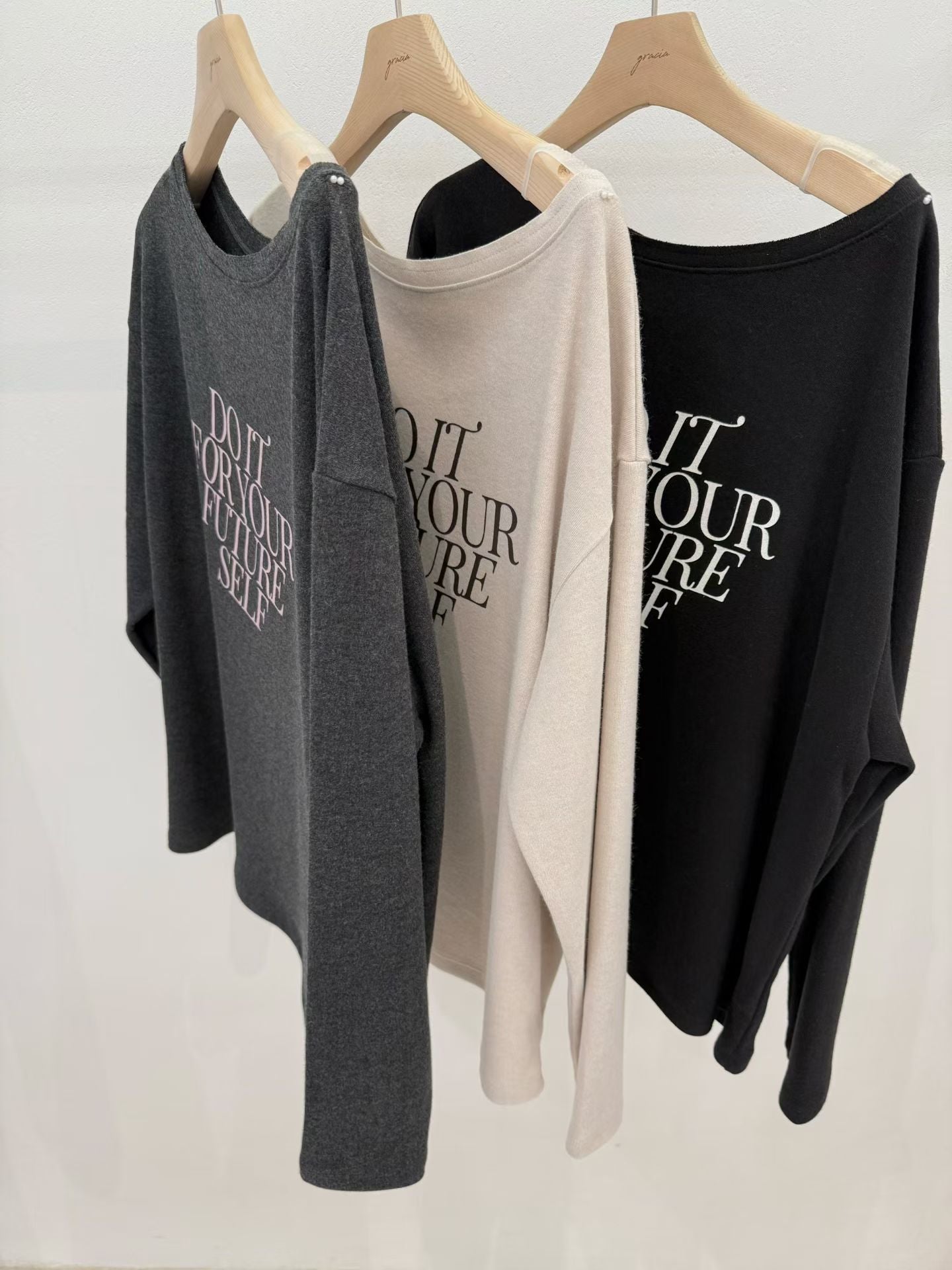 ♡慵懶斜肩字母寬領上衣♡ (C251021)