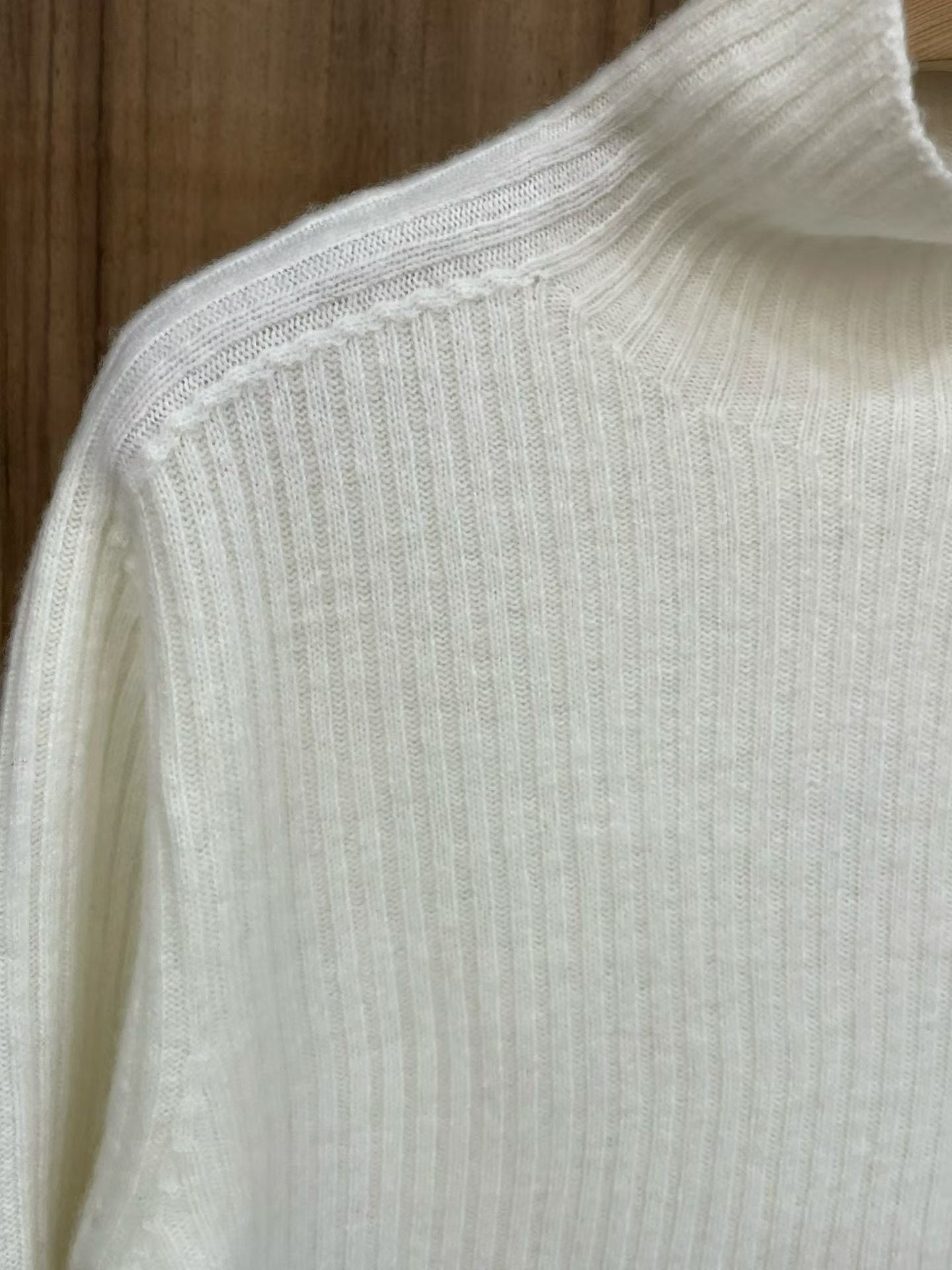 ♡日常百搭高領坑條上衣♡ (C251209)