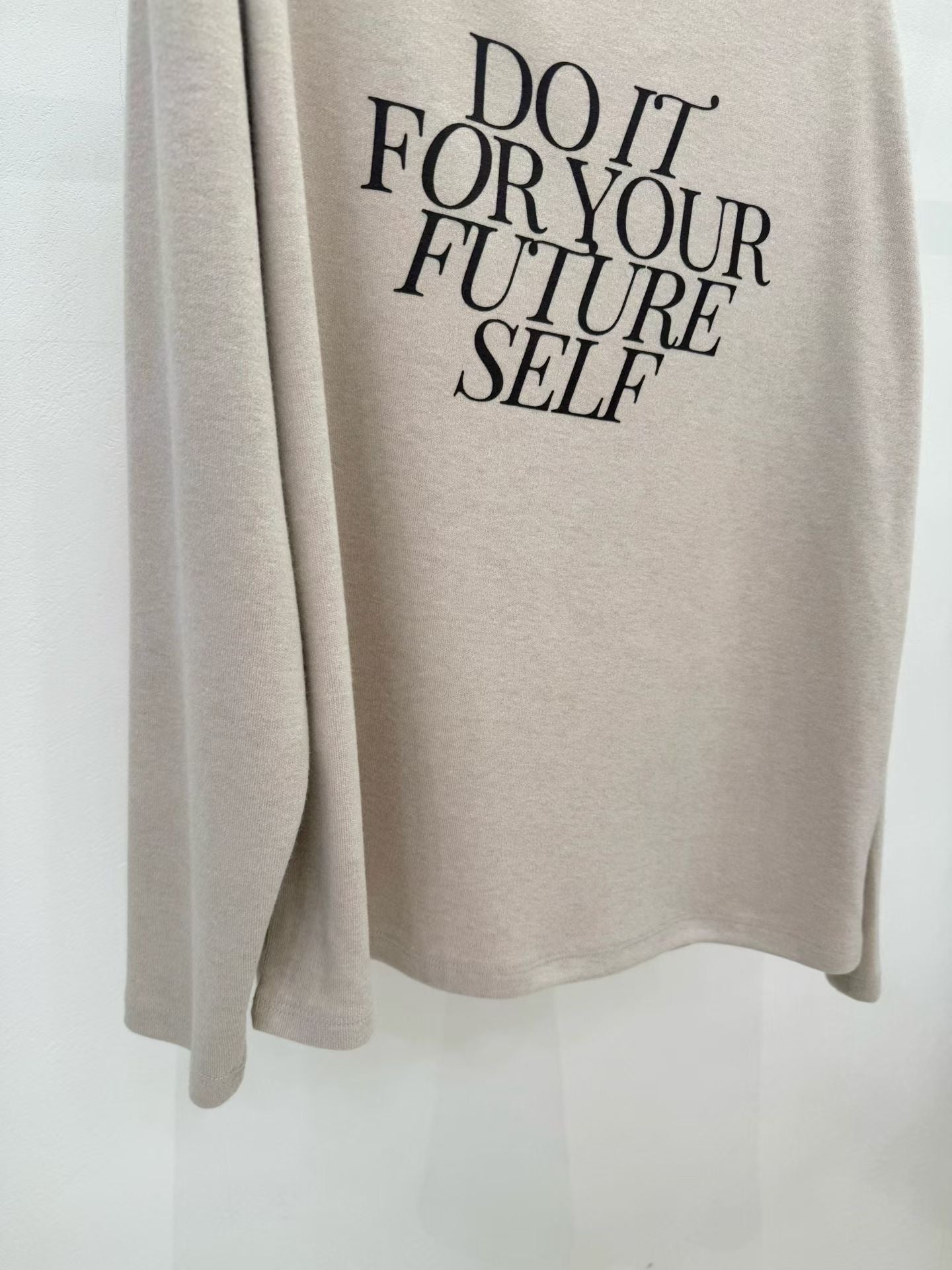 ♡慵懶斜肩字母寬領上衣♡ (C251021)