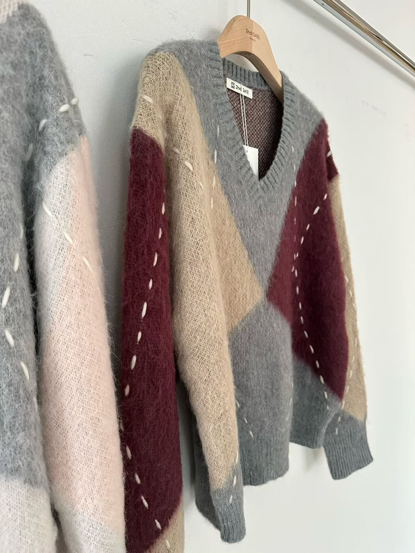 ♡柔霧拼色手縫線菱格V領毛衣♡ (C251235)