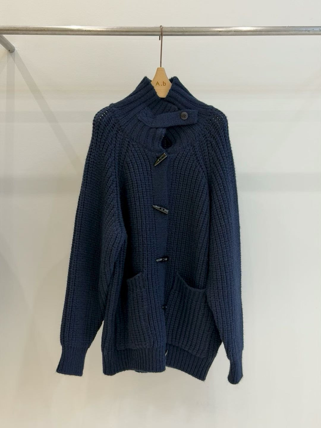 ♡重磅羊毛牛角釦極暖厚針織外套♡ (C251158)