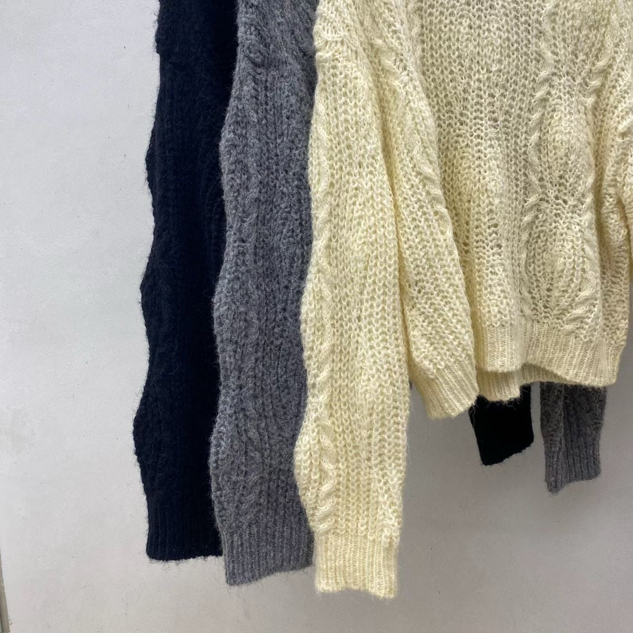 ♡冬日軟慵麻花洞洞毛衣♡ (C251229)