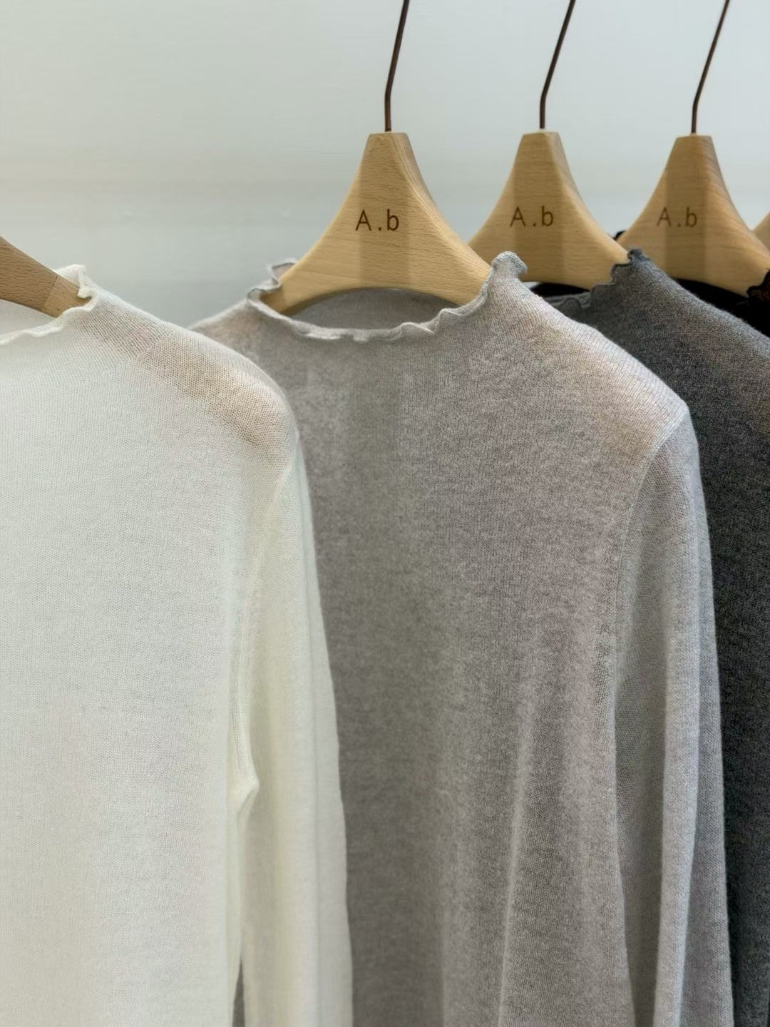 ♡細緻輕暖質感木耳邊打底衣♡ (C251156)