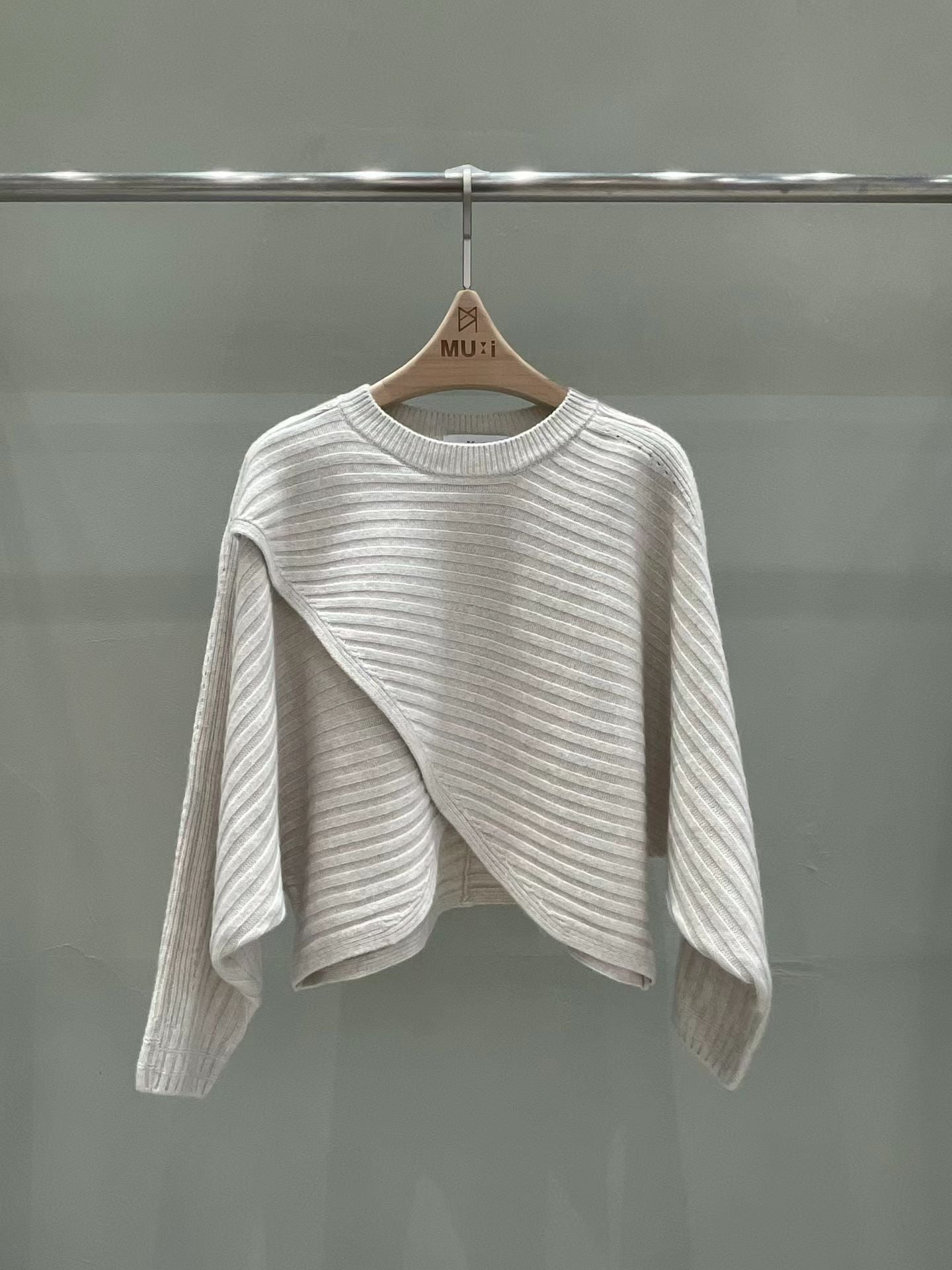 ♡氣質Oni家♡披肩感斜裁設計針織上衣 (C251226)