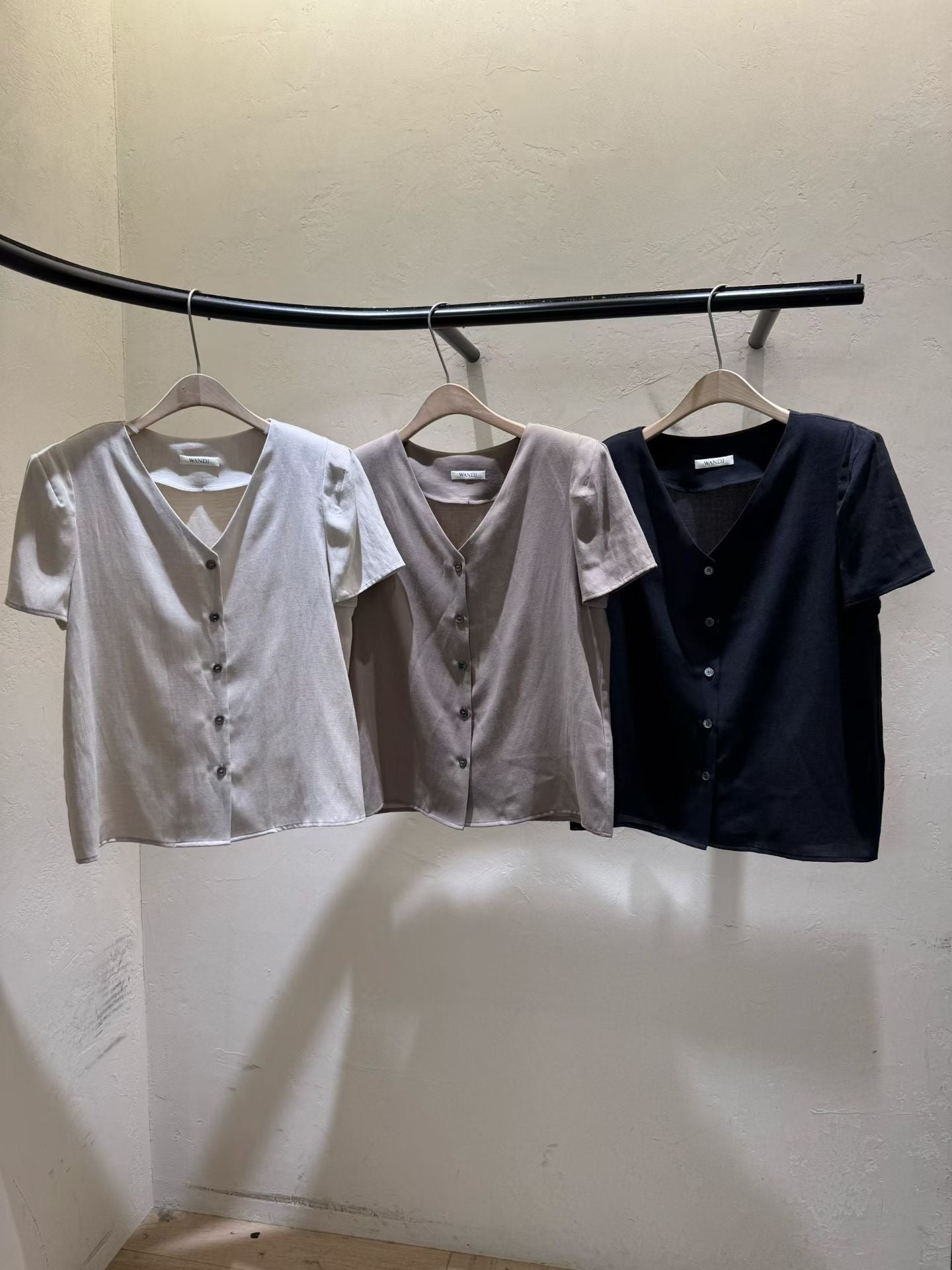♡質感V領排釦短袖上衣♡ (C260542)