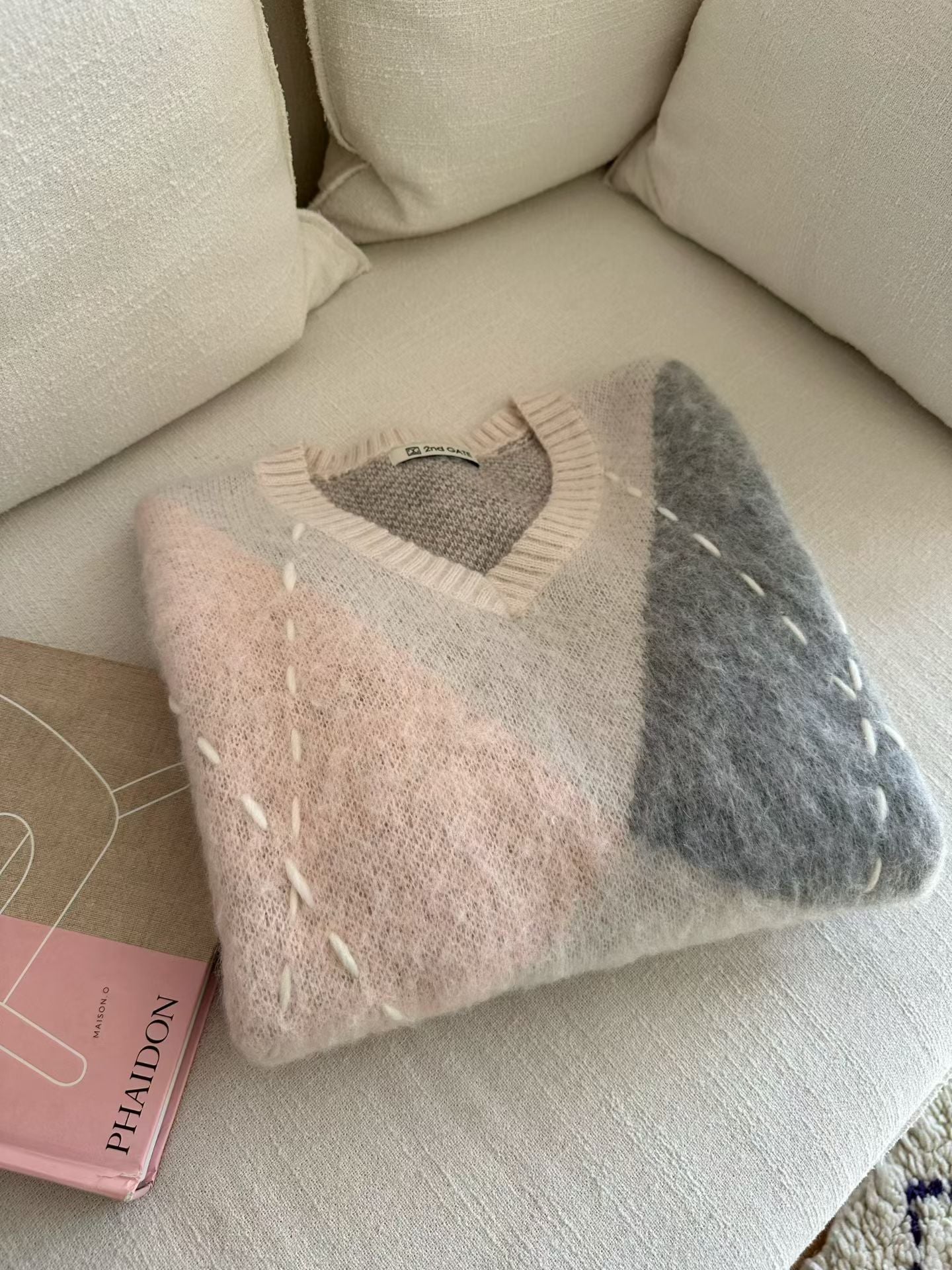 ♡柔霧拼色手縫線菱格V領毛衣♡ (C251235)