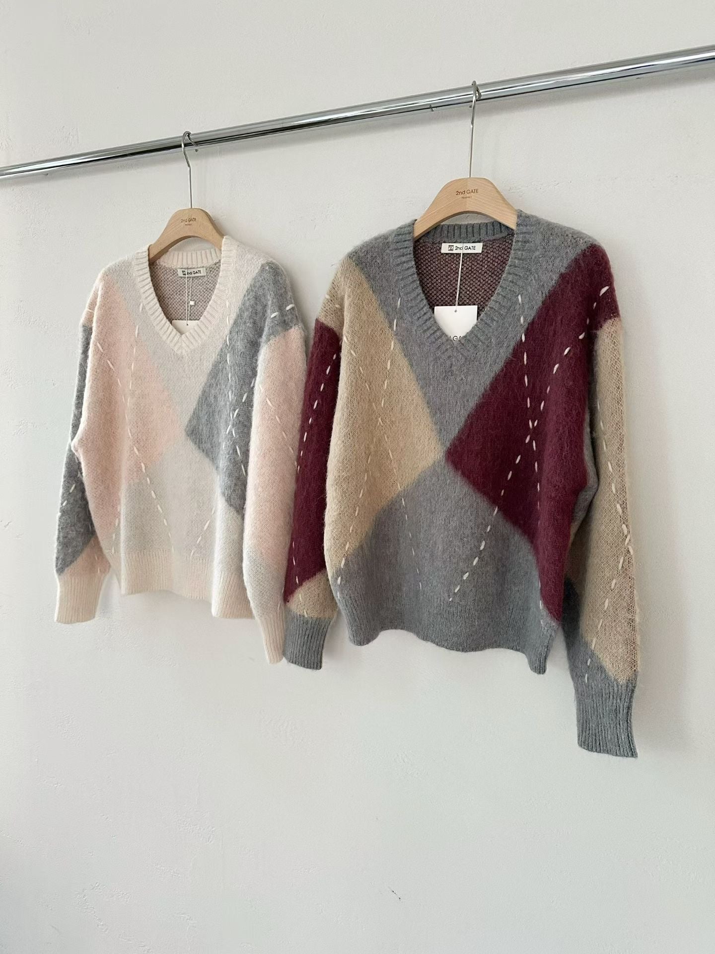 ♡柔霧拼色手縫線菱格V領毛衣♡ (C251235)