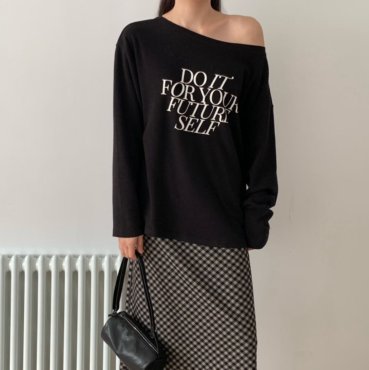 ♡慵懶斜肩字母寬領上衣♡ (C251021)