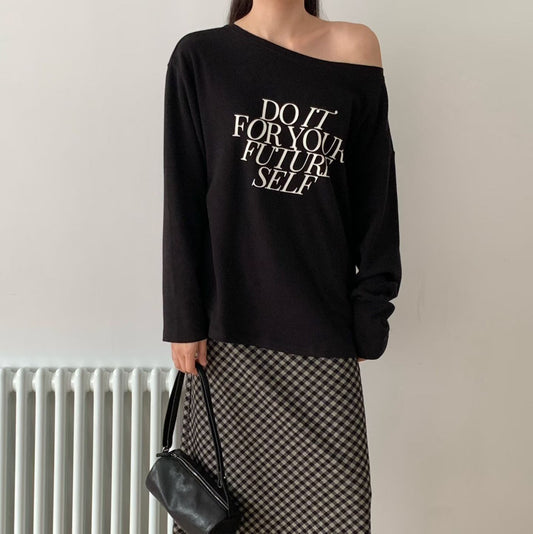 ♡慵懶斜肩字母寬領上衣♡ (C251021)