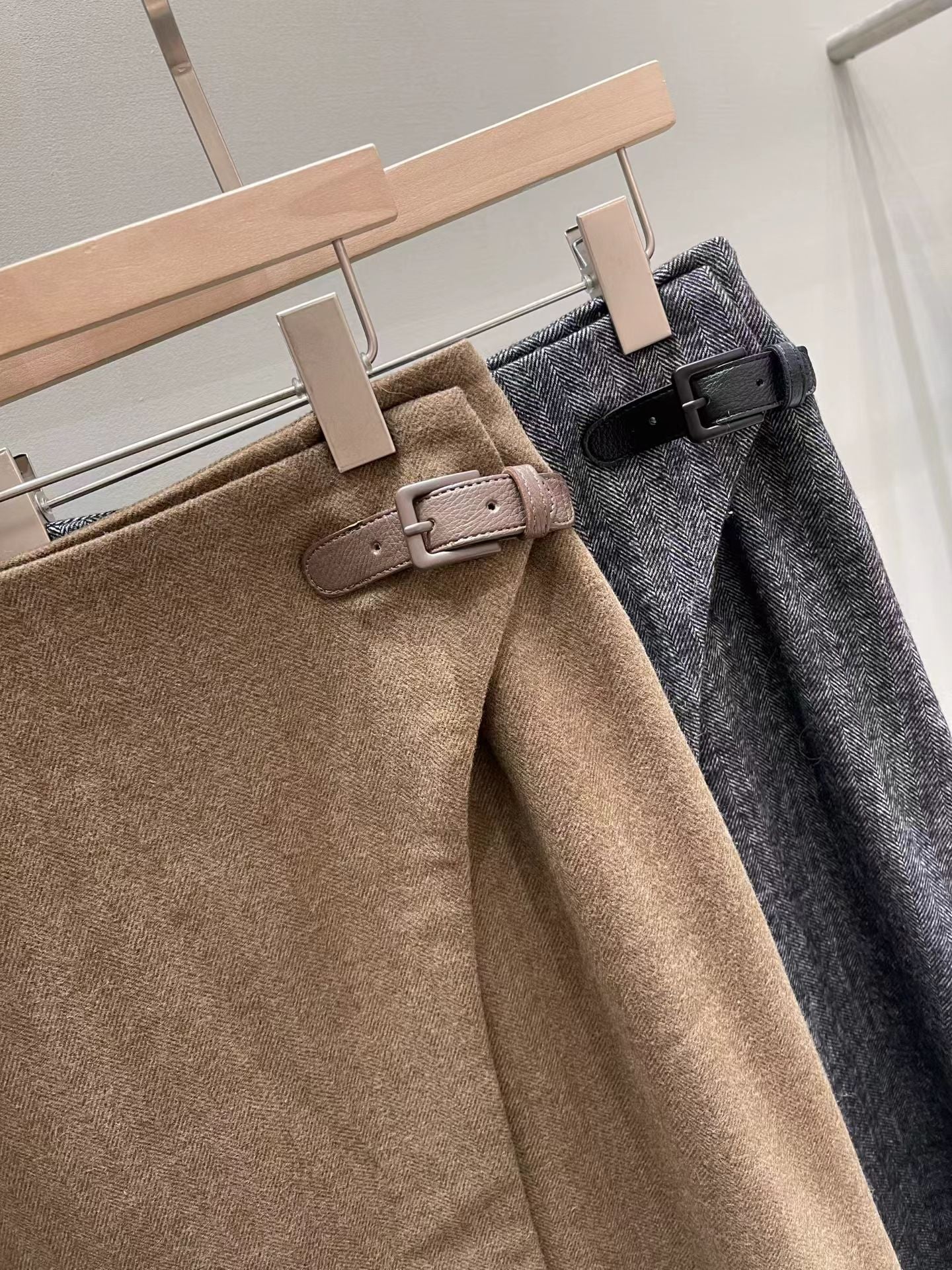 ♡氣質Oni家♡質感腰扣弧線人字紋長裙 (C251231)