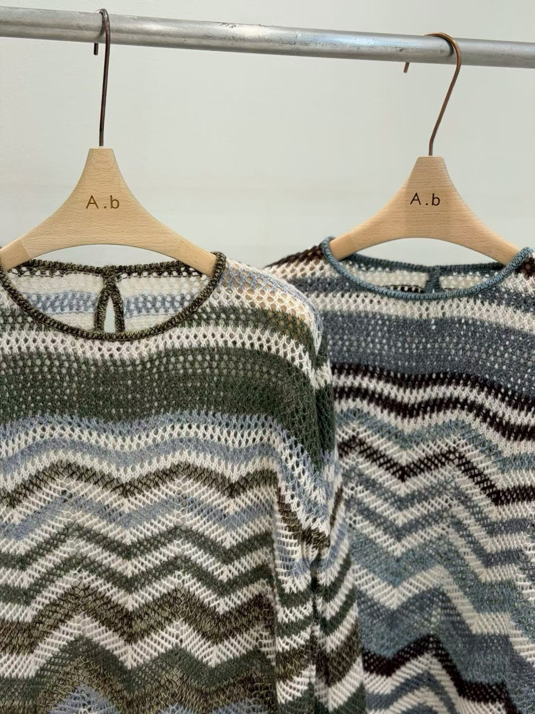 ♡復古感V浪山形紋透氣針織上衣♡ (C251157)