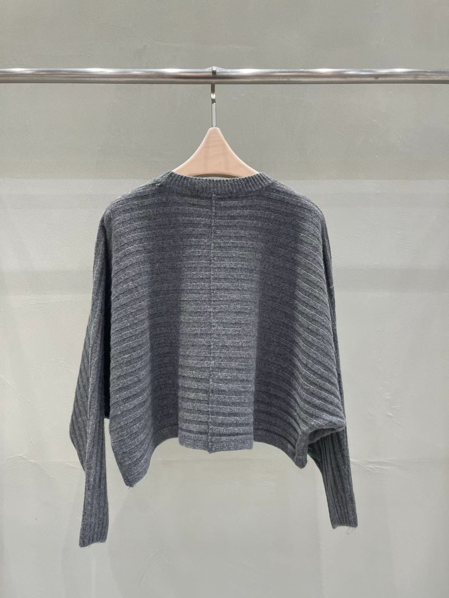 ♡氣質Oni家♡披肩感斜裁設計針織上衣 (C251226)