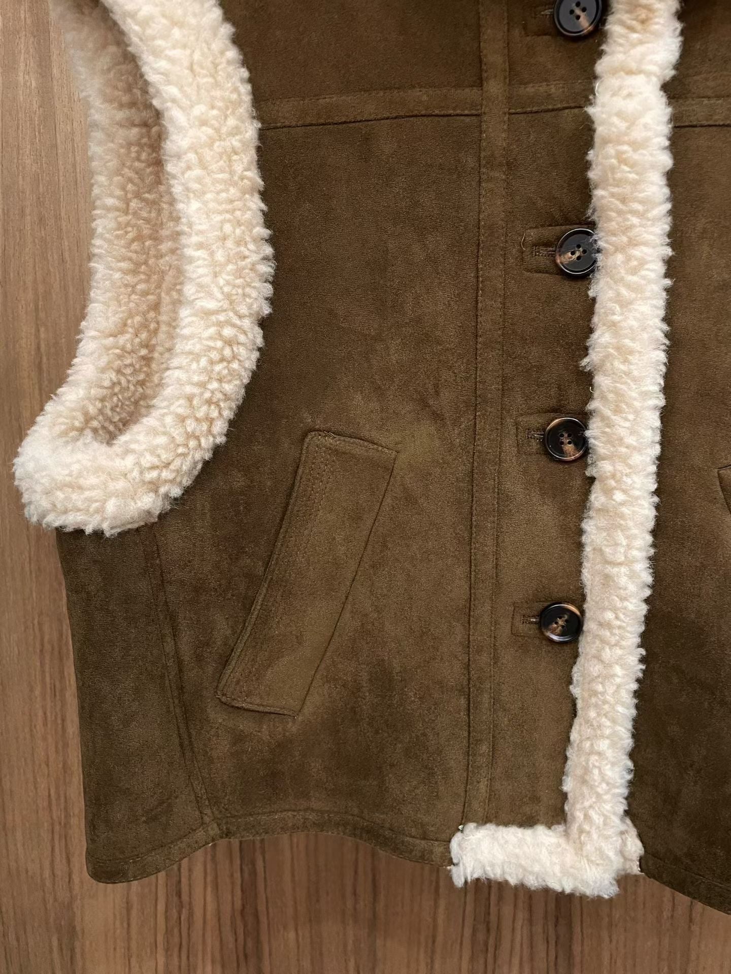 ♡迪羊羔麂皮背心♡ (C251213)