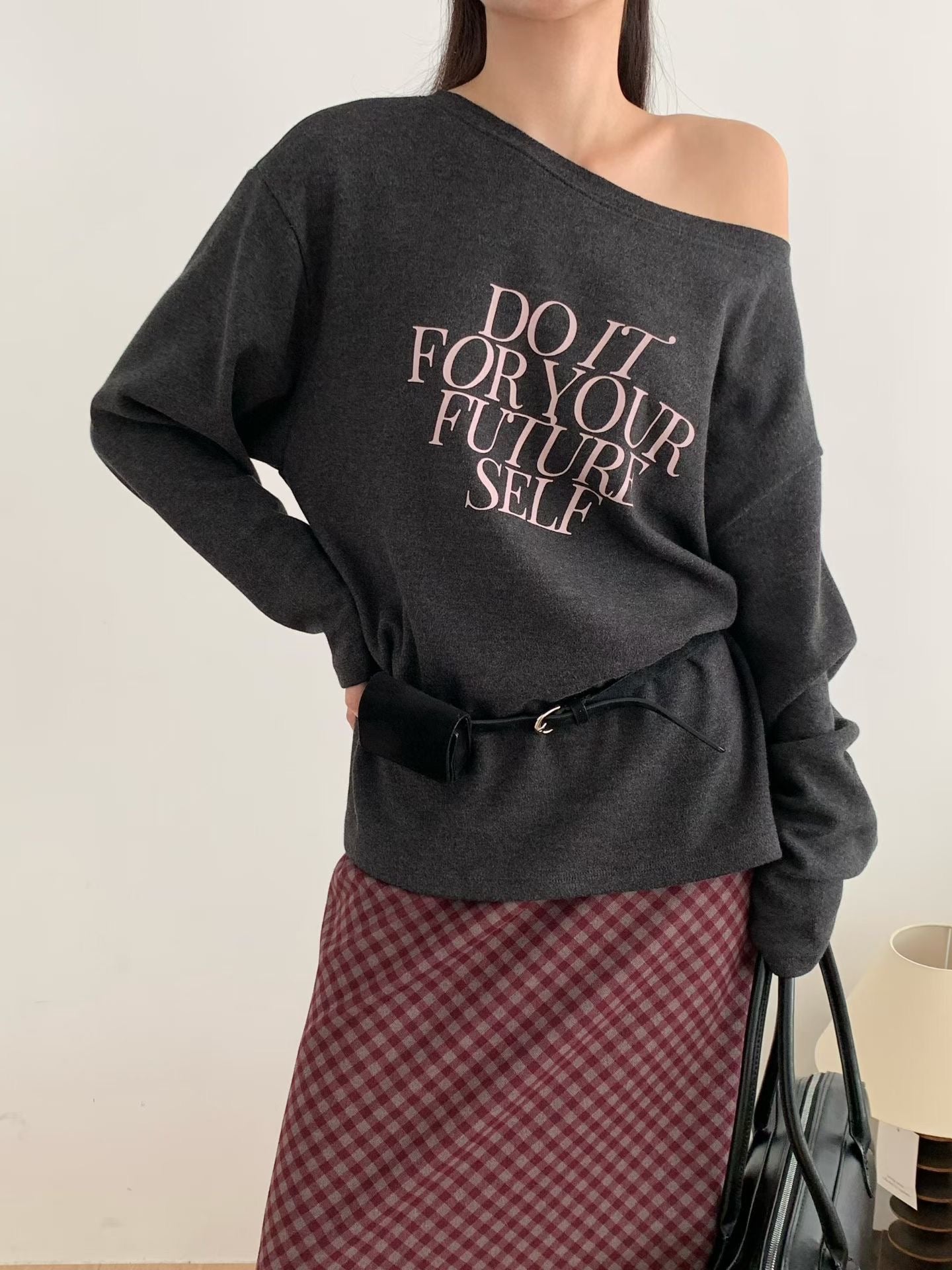 ♡慵懶斜肩字母寬領上衣♡ (C251021)