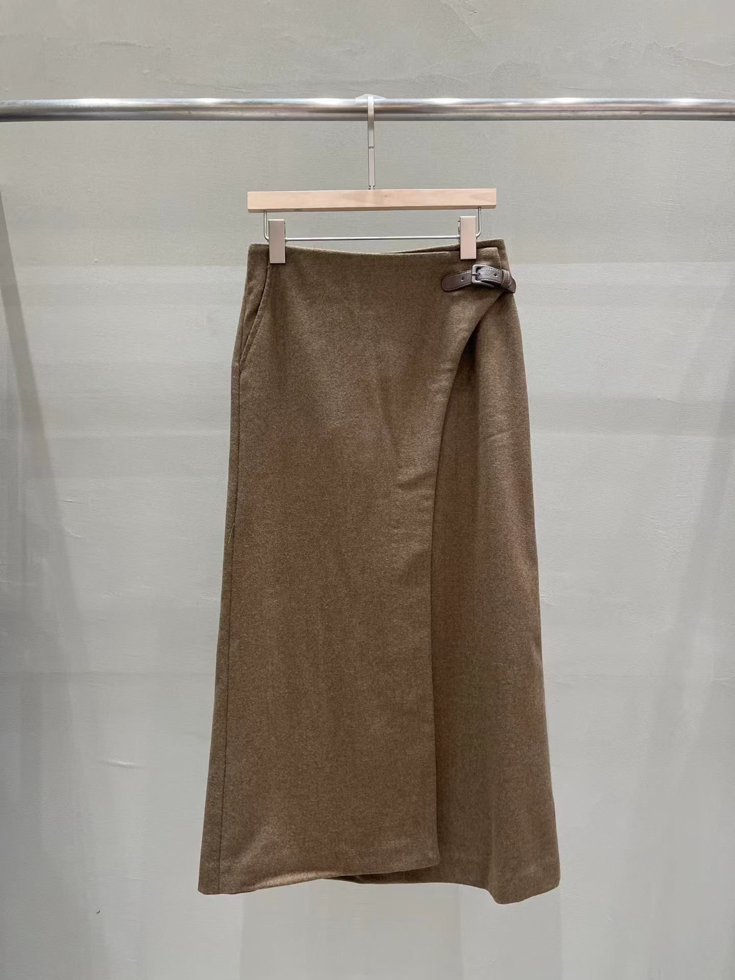 ♡氣質Oni家♡質感腰扣弧線人字紋長裙 (C251231)