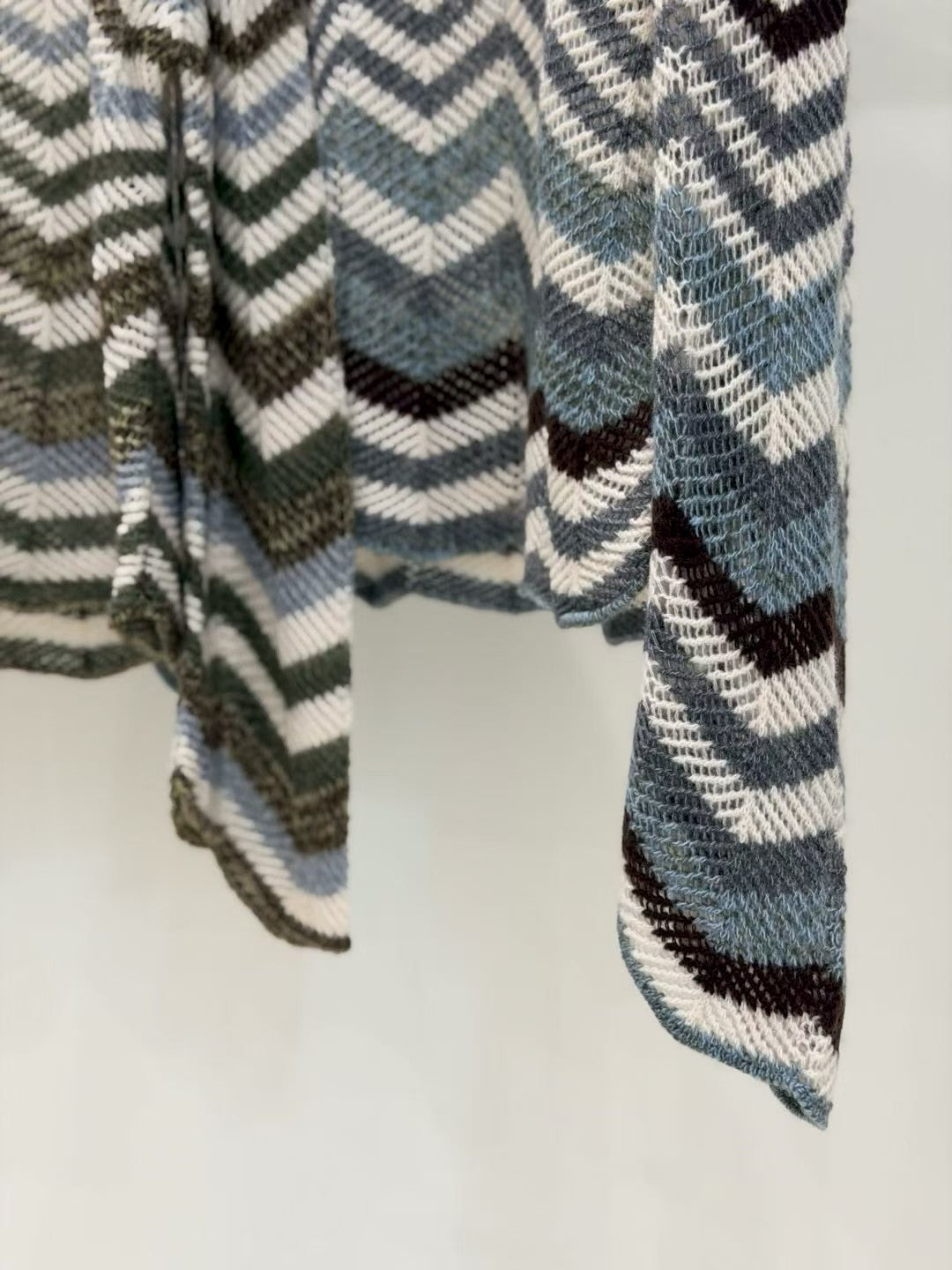 ♡復古感V浪山形紋透氣針織上衣♡ (C251157)