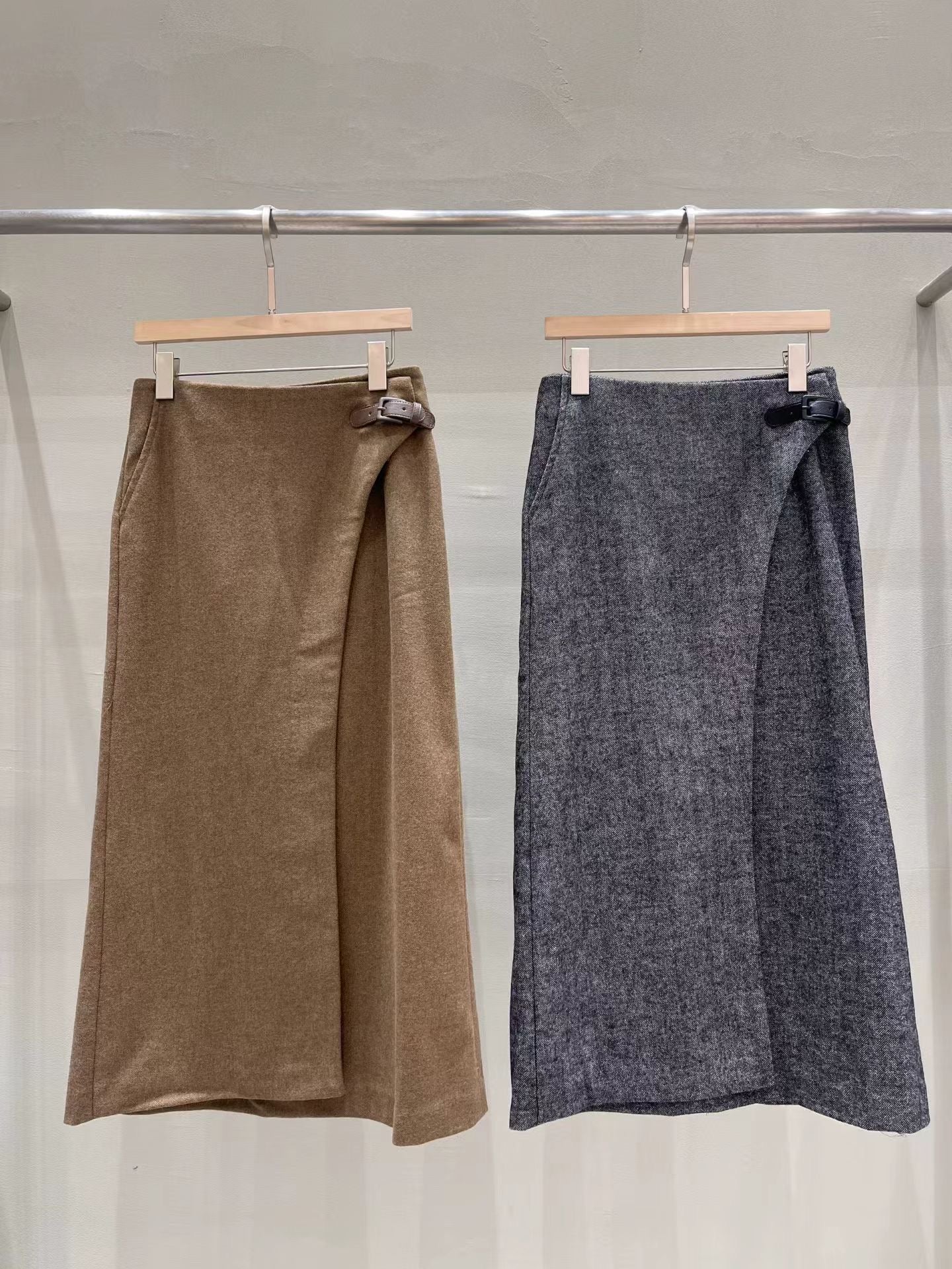 ♡氣質Oni家♡質感腰扣弧線人字紋長裙 (C251231)