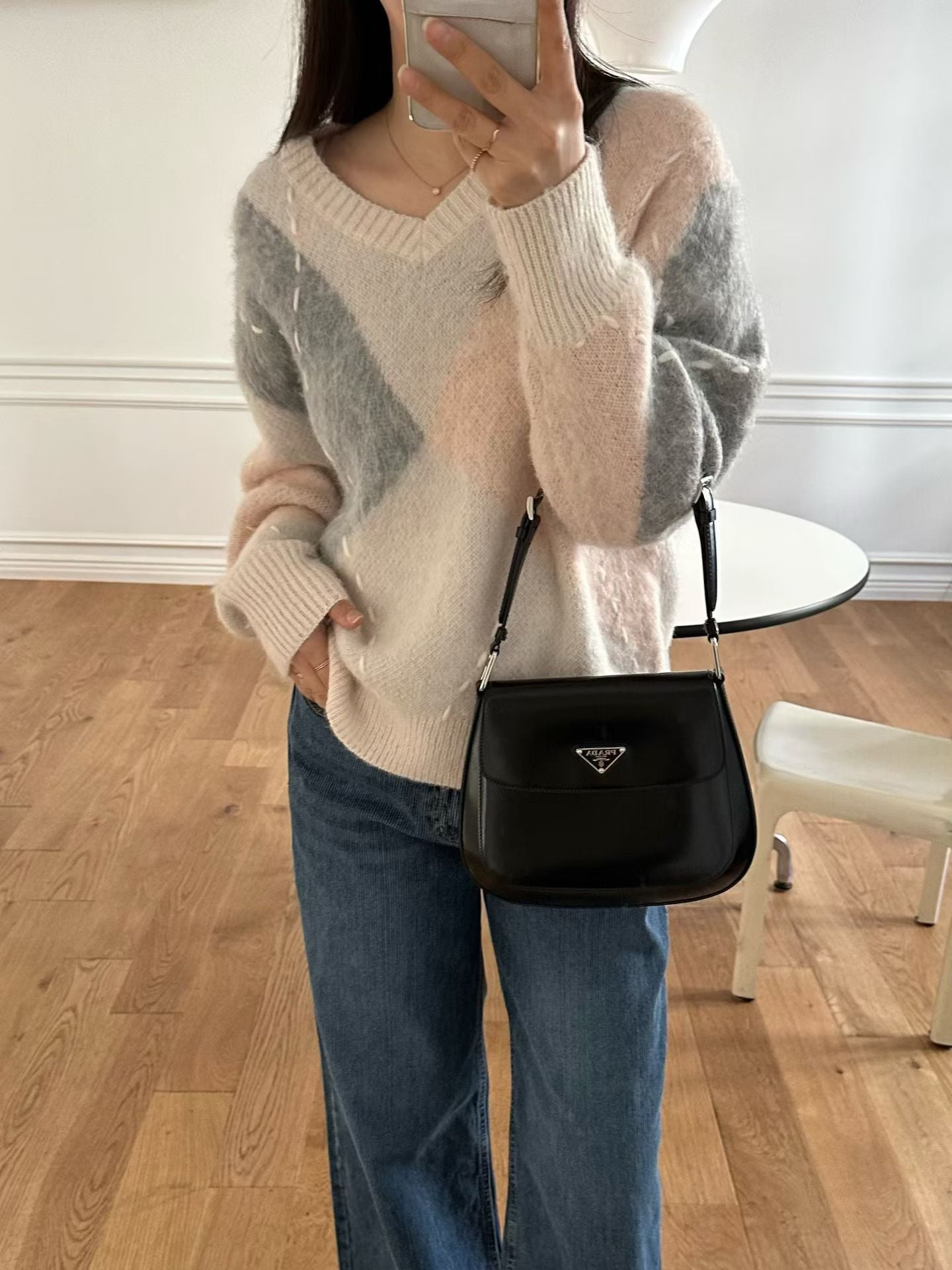 ♡柔霧拼色手縫線菱格V領毛衣♡ (C251235)