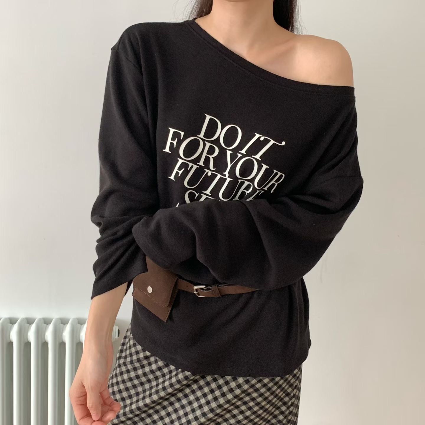 ♡慵懶斜肩字母寬領上衣♡ (C251021)