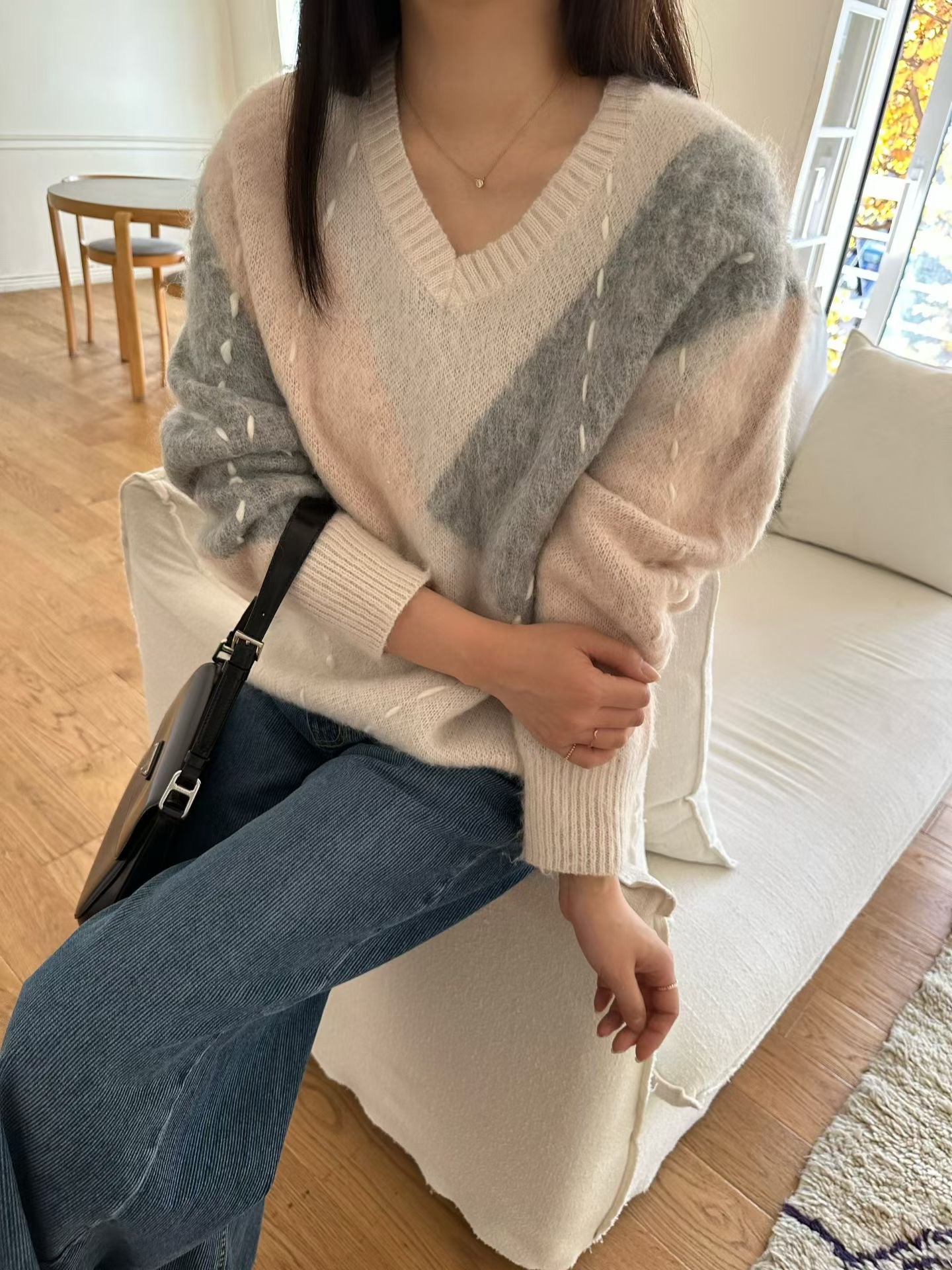 ♡柔霧拼色手縫線菱格V領毛衣♡ (C251235)