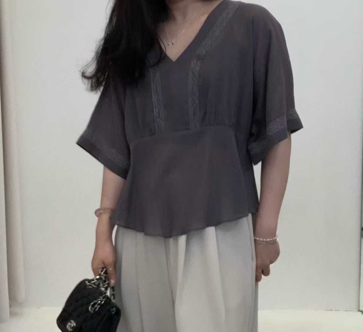 ♡輕盈Y領蕾絲寬袖上衣♡ (C250906)