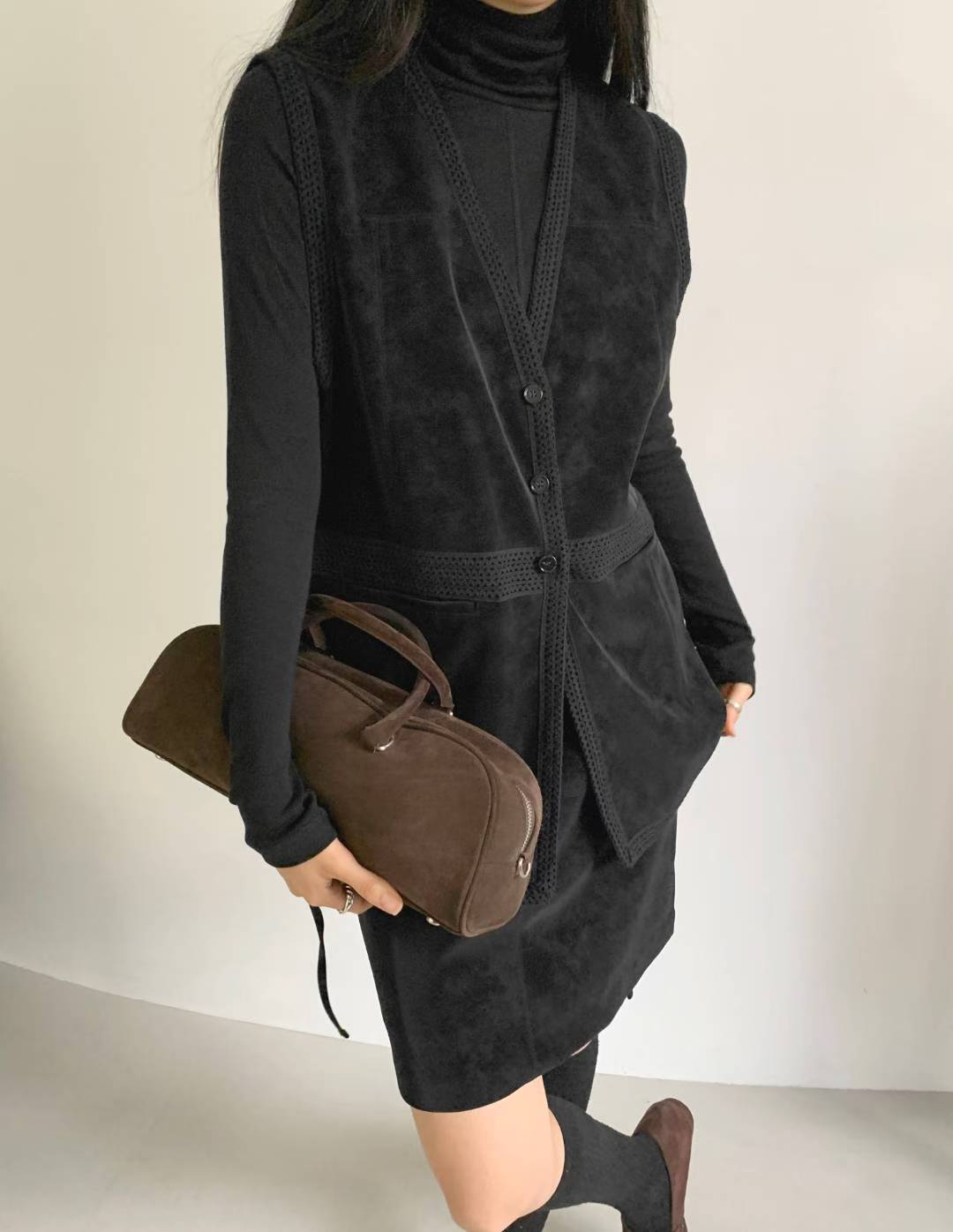 ♡鏤空蕾絲感滾邊仿麂皮背心♡ (C251147)