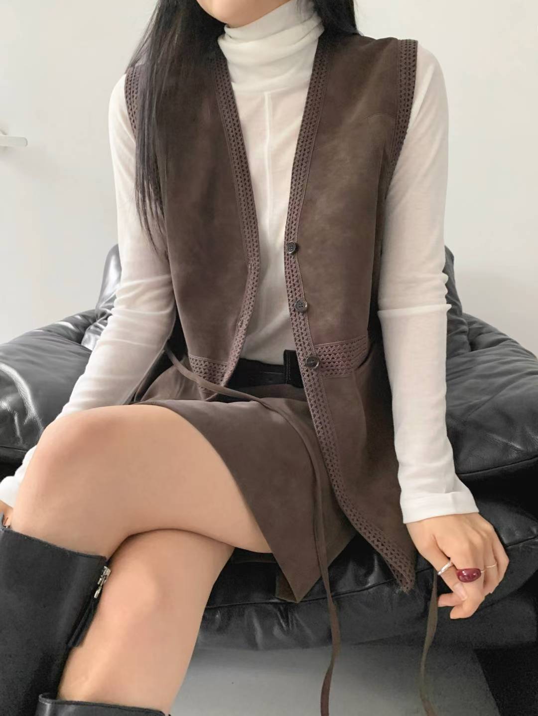 ♡鏤空蕾絲感滾邊仿麂皮背心♡ (C251147)