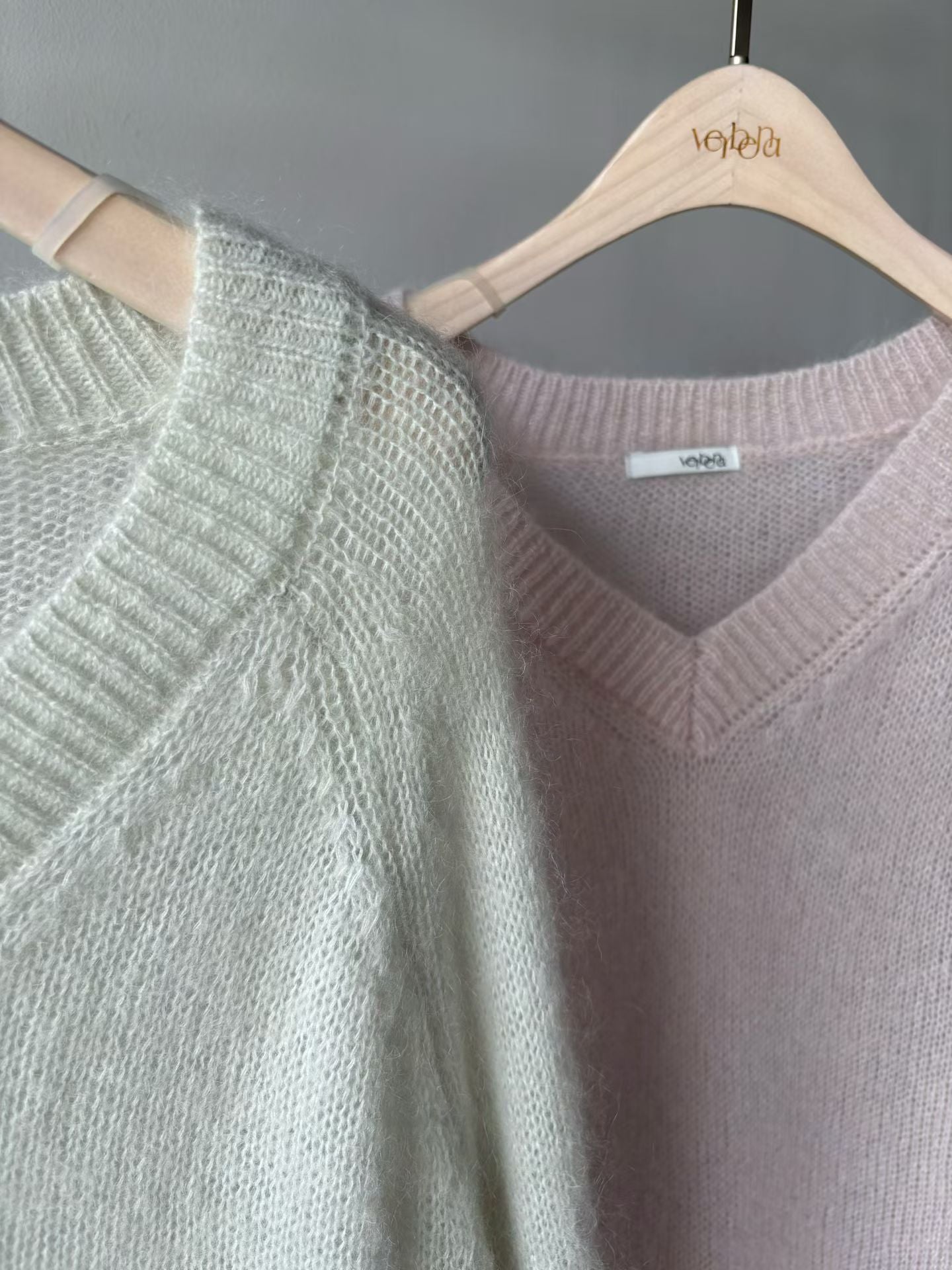 ♡柔霧輕絨V領毛海針織上衣♡ (C251256)