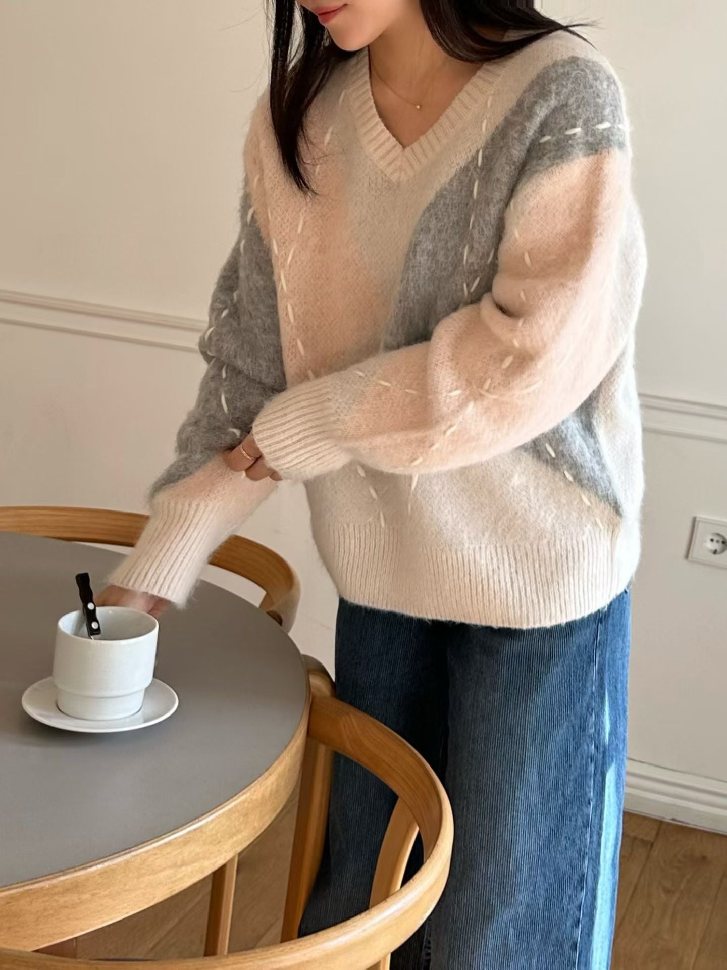 ♡柔霧拼色手縫線菱格V領毛衣♡ (C251235)