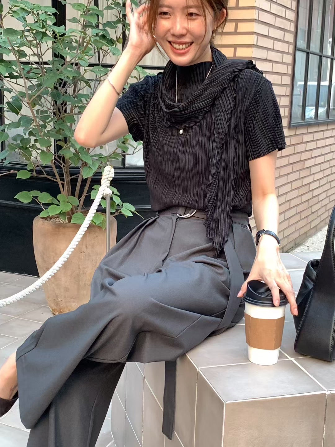 ♡氣質三宅ㄧ生風格細褶上衣～附領巾♡ (C250947)