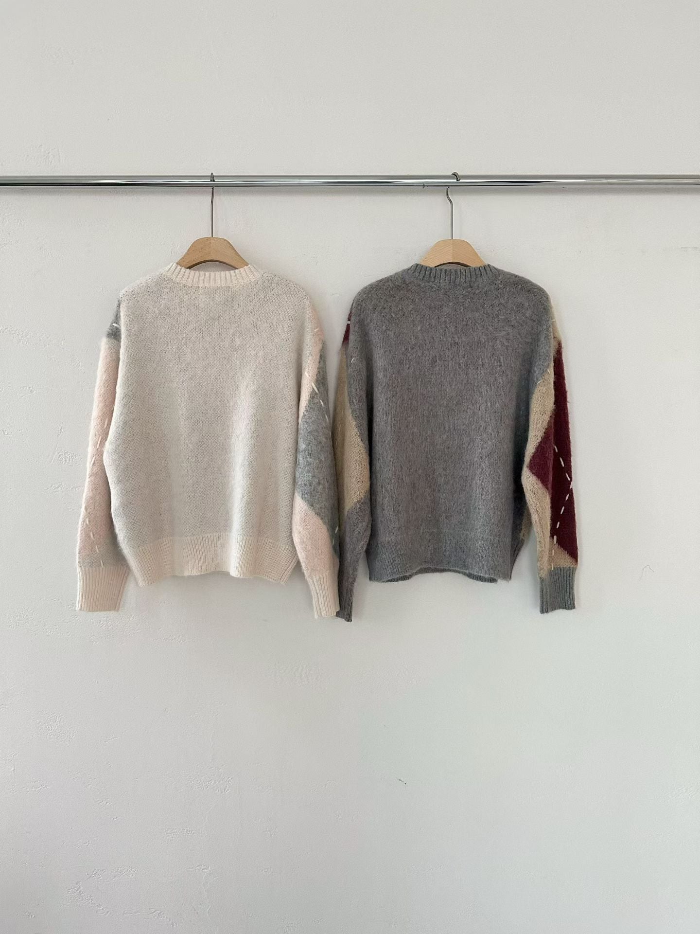 ♡柔霧拼色手縫線菱格V領毛衣♡ (C251235)